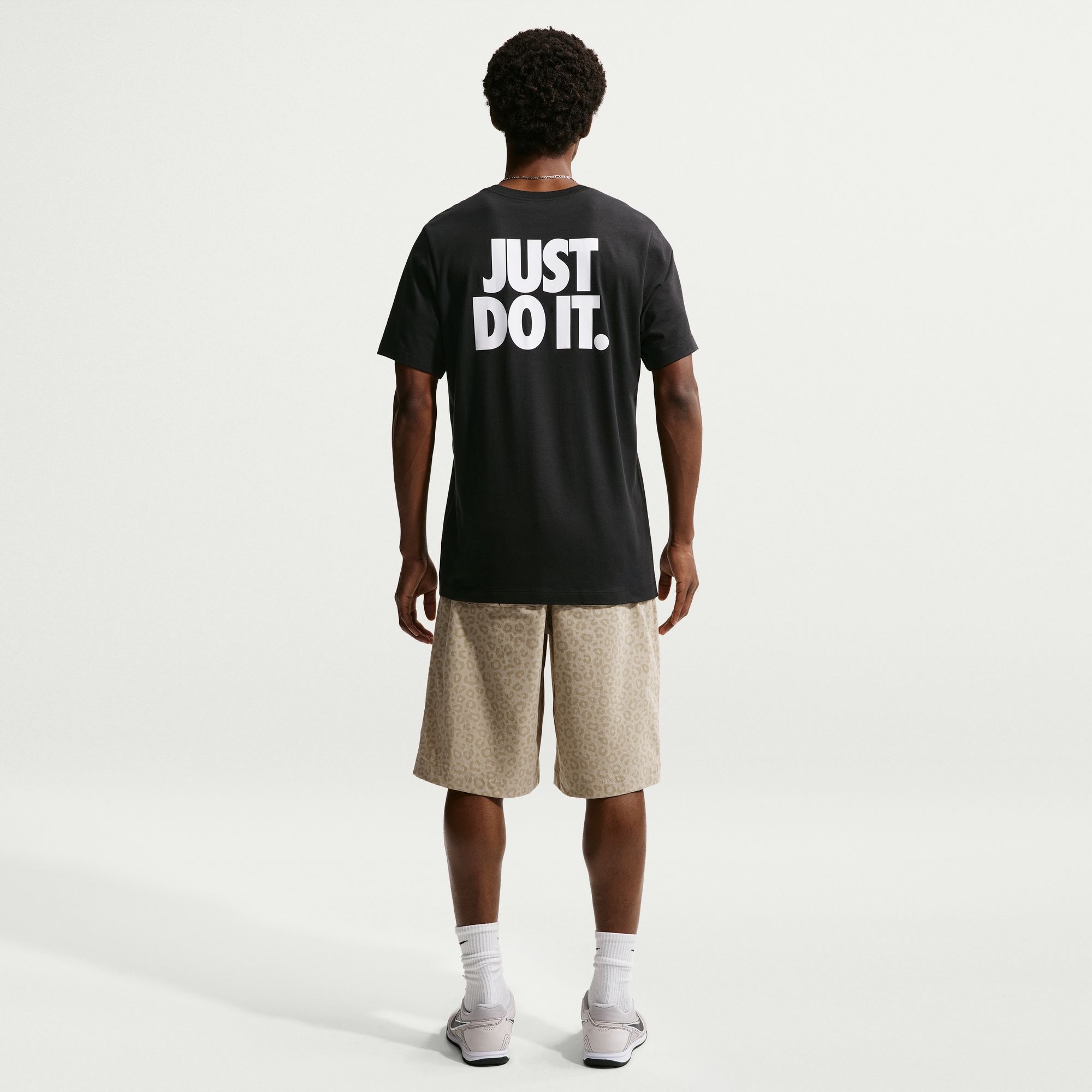 Nike T-Shirt »Nike Sportswear T-Shirt« für Erwachsene, sportlich, mit coolem Rückenprint