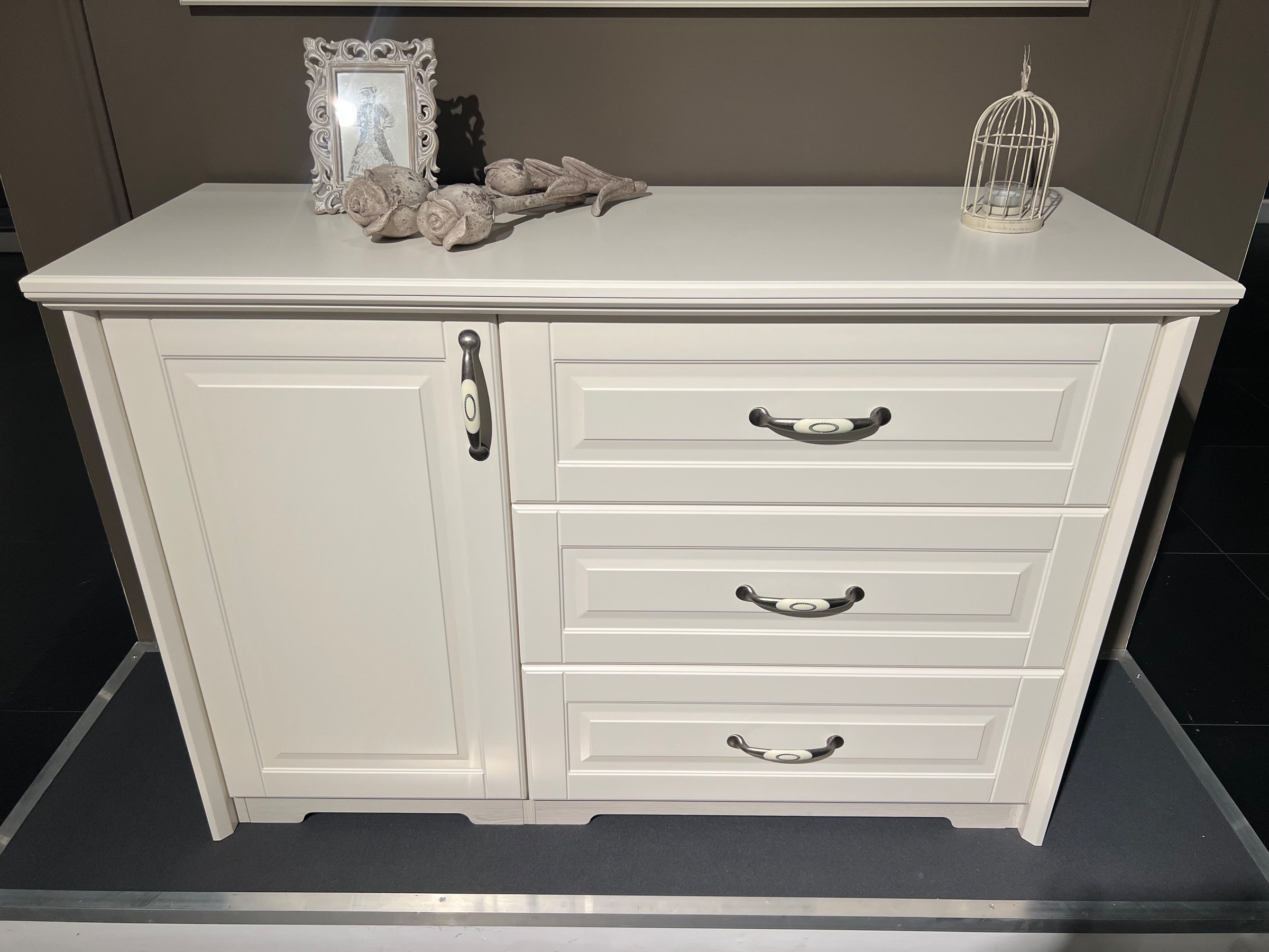 Home affaire Kombikommode »Evergreen, Maße: B/T/H 131/48/88cm, Soft-Close-Funktion«, (1-türig und 3 Schubladen), im klassischen Landhausstil,FSC-zertifiziert,hochwertige UV Lackierung
