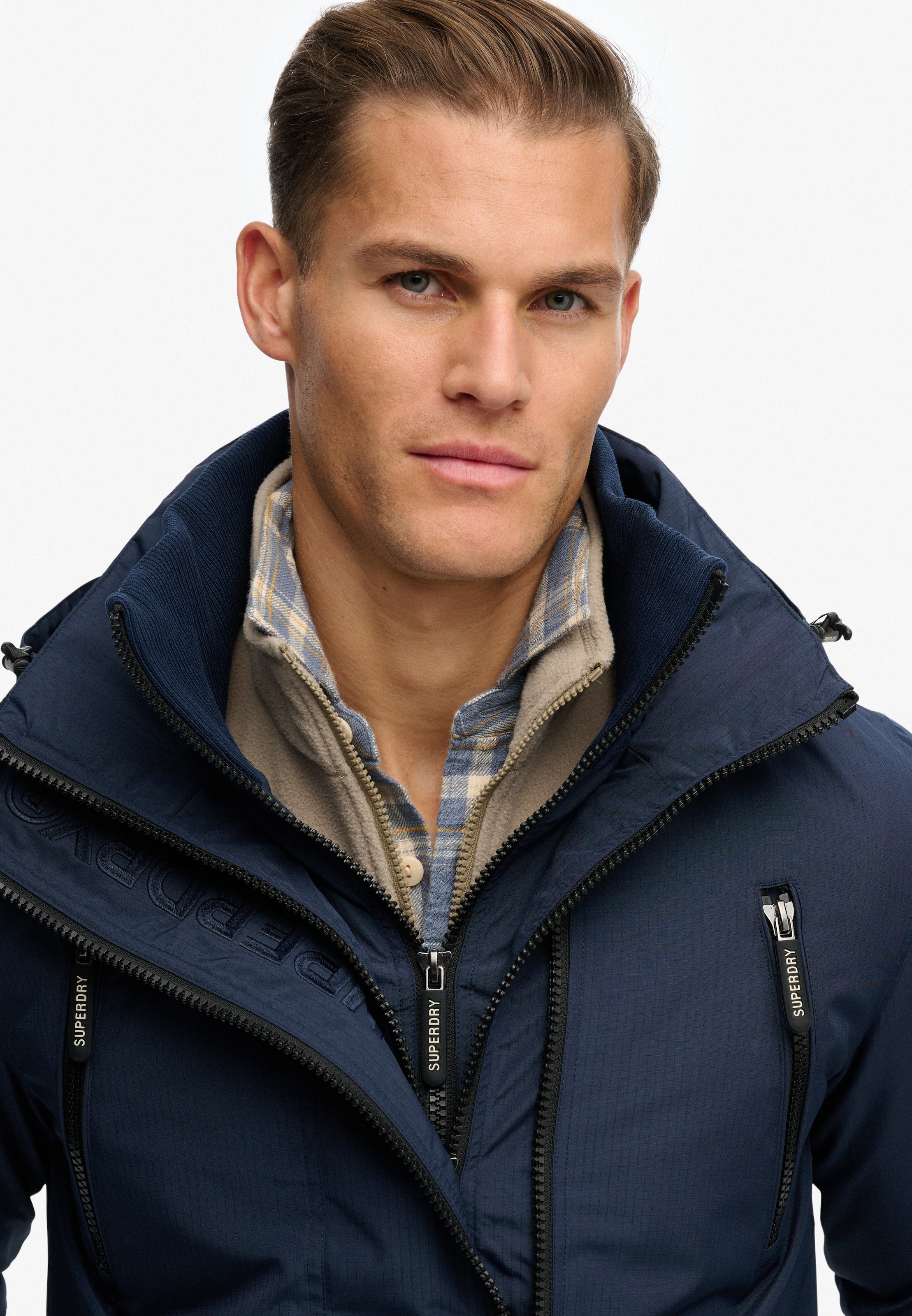 Superdry Windbreaker »HOODED MTN WINDBREAKER JACKET« mit Kapuze mit Markenlabel, aus Polyester und Kunstfaser, Regular Fit