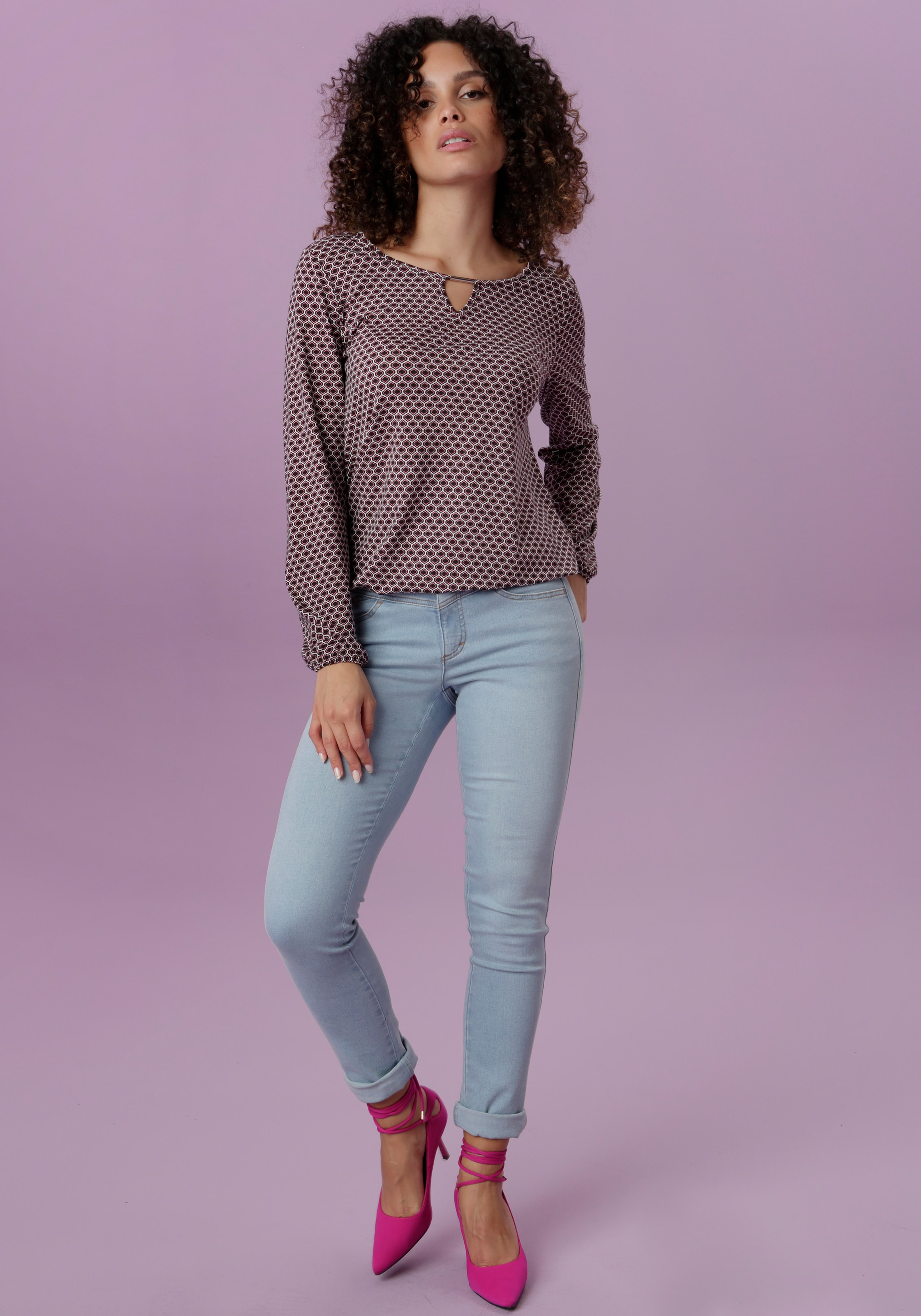 Aniston SELECTED Langarmshirt, in unterschiedlichen Drucken, jeweils mit Schmuckelement