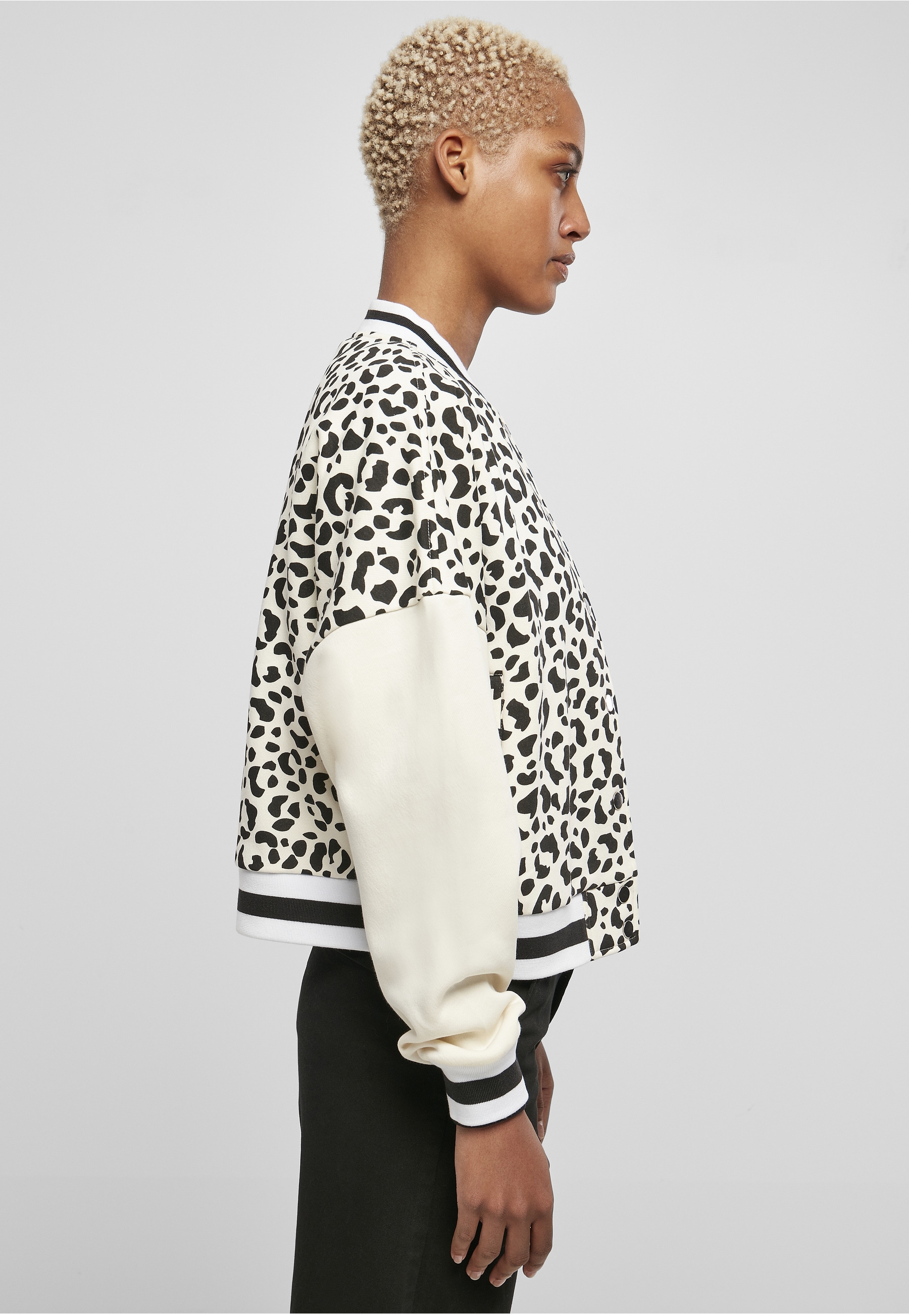 URBAN CLASSICS Strickfleecejacke »Urban Classics Damen Ladies AOP Oversized College Sweat Jacket« 1 Stk. tlg. ohne Kapuze