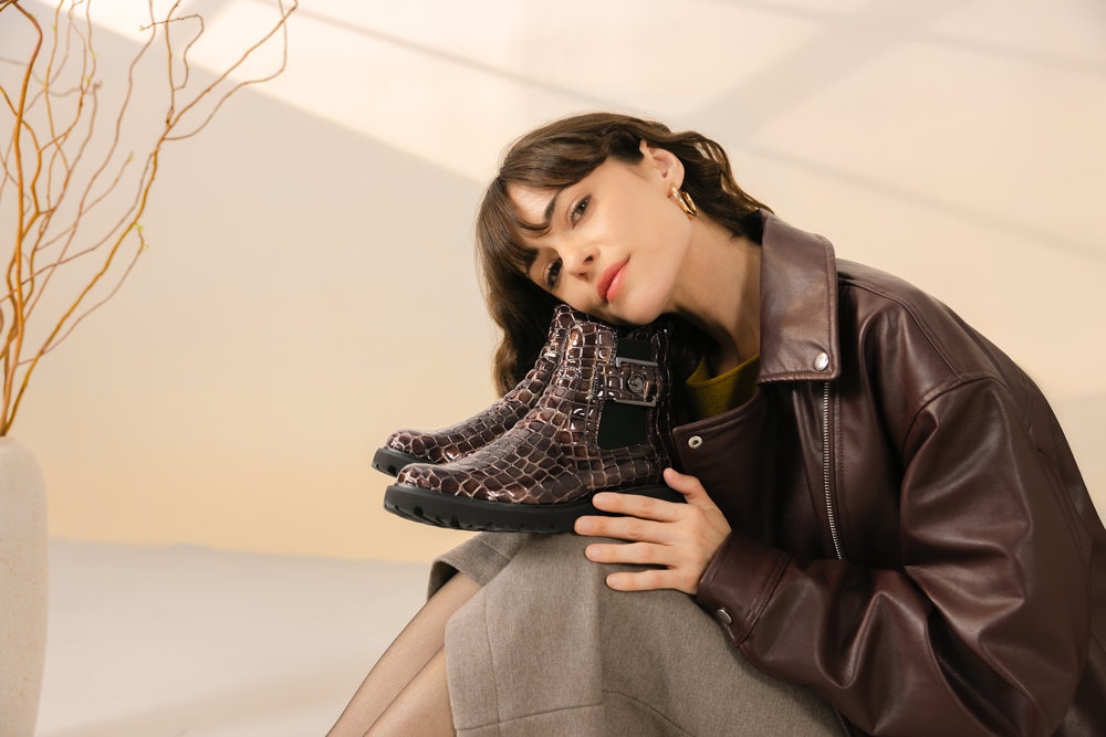 Remonte Chelseaboots  Blockabsatz, Stiefelette, Lackboots in trendiger Optik