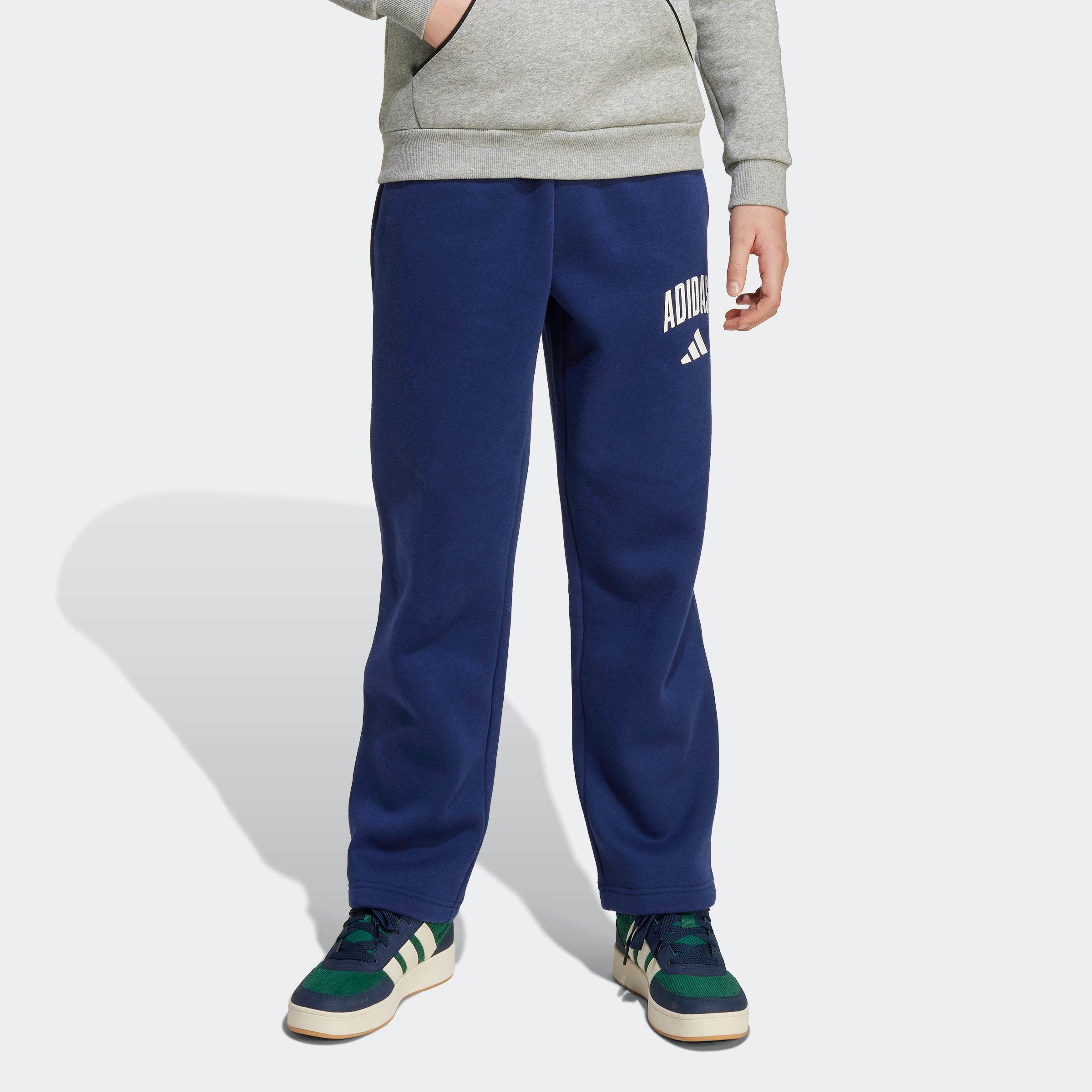 adidas Sportswear Sporthose "SAISON ESSENTIALS COLLEGE TYPOGRAPHIE KINDER" für Kinder und Teens, sportlicher Stil, mit Seitentaschen