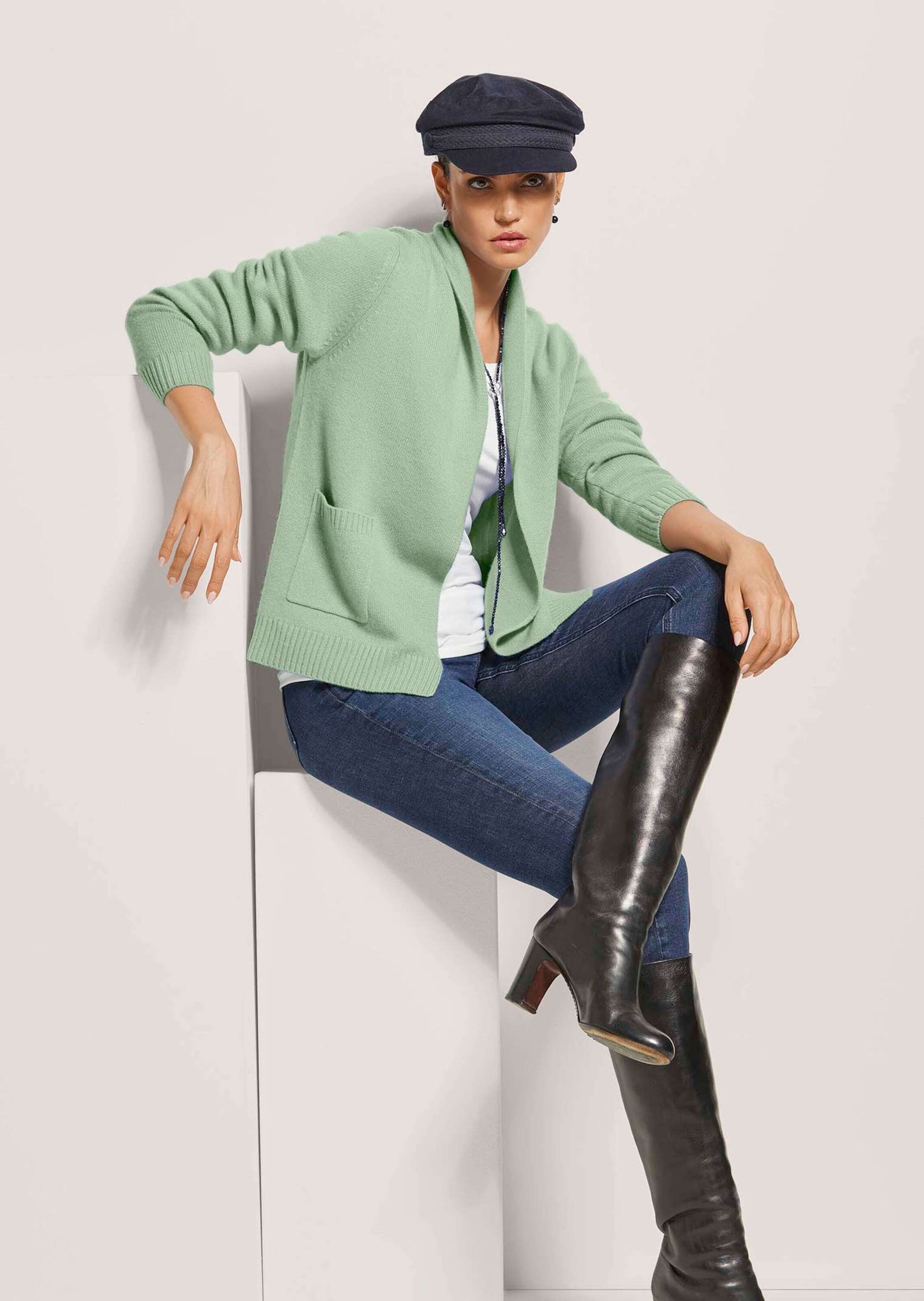 MADELEINE Strickjacke »Strickjacke Verkürzte Schurwolljacke mit Stehkragen«