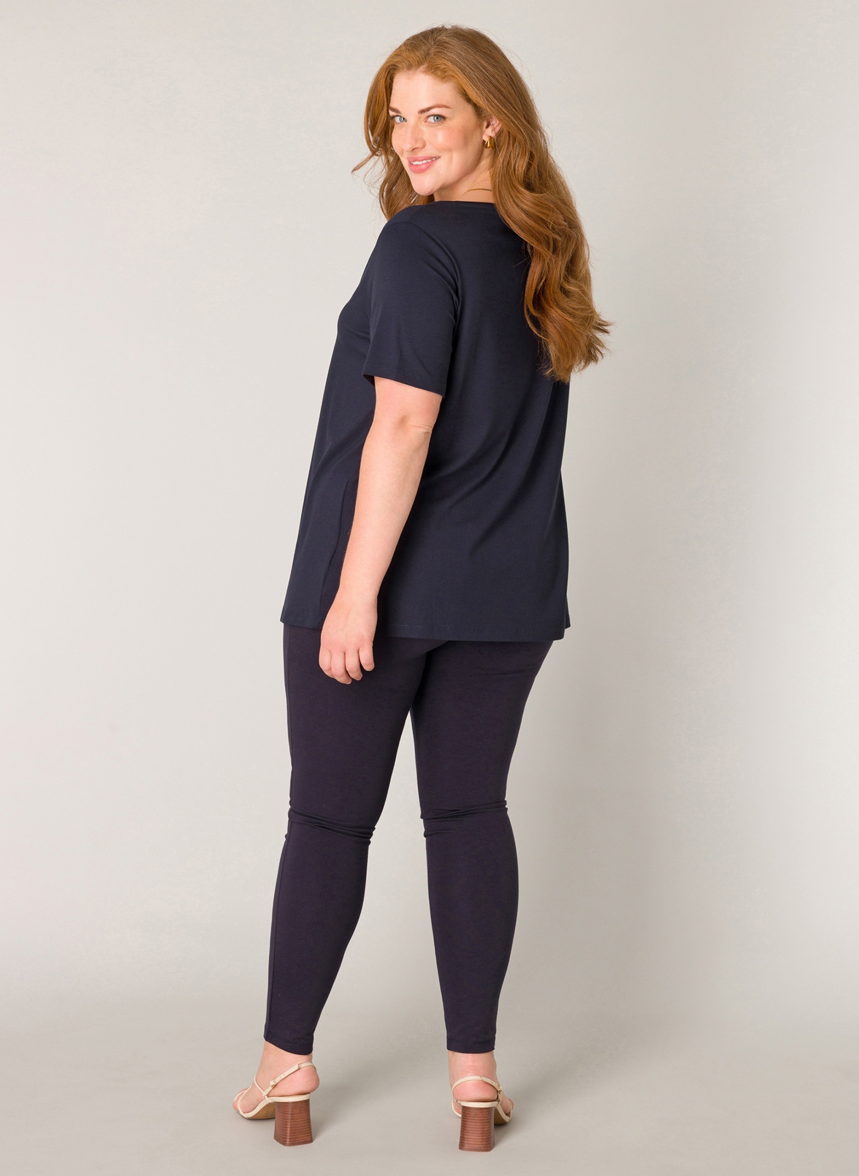 Base Level Curvy Alba T-Shirt Dunkelblau 50 9