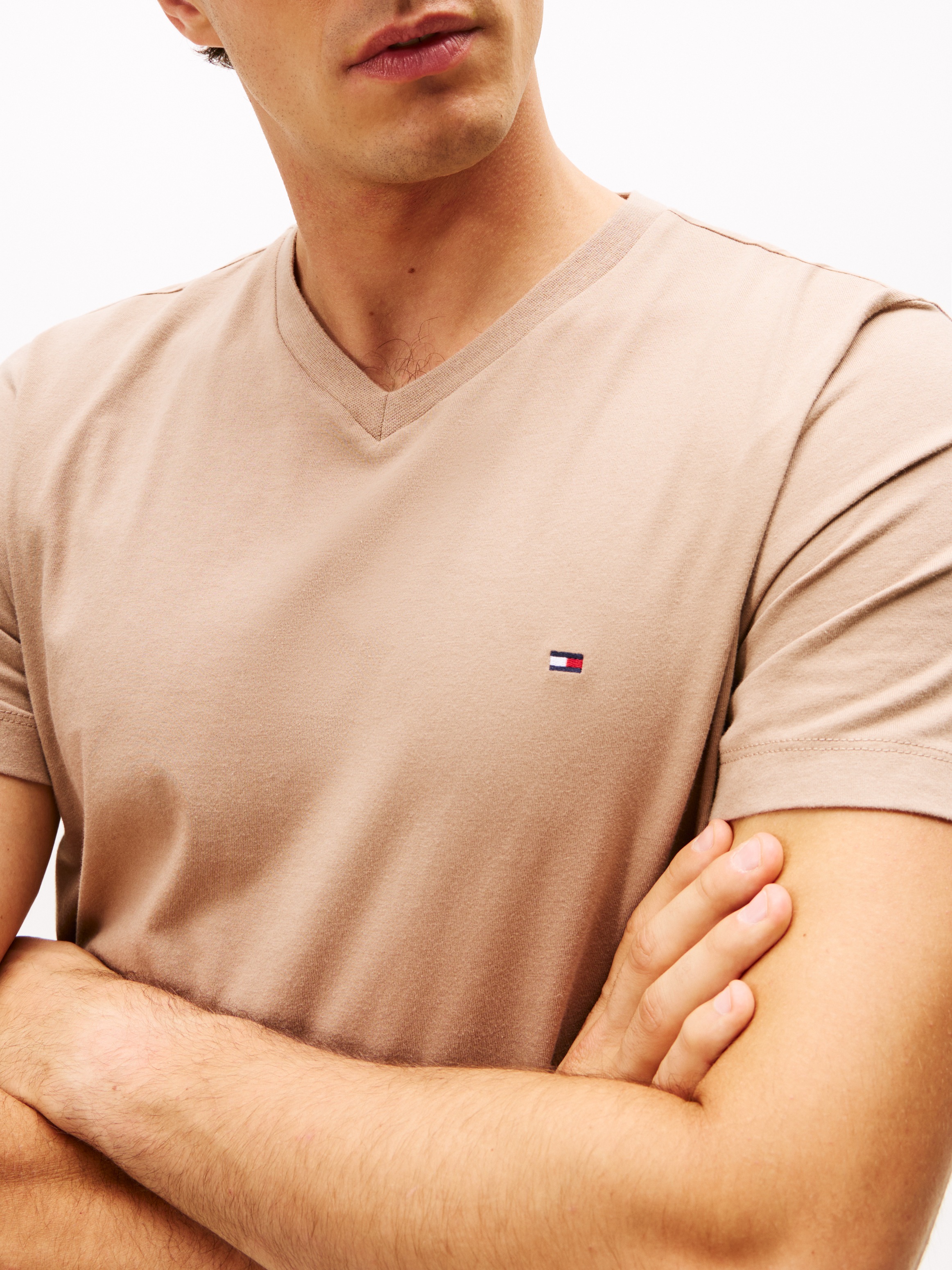 Tommy Hilfiger V-Shirt "ESSENTIAL V-NECK TEE mit V-Ausschnitt und Markenlab günstig online kaufen