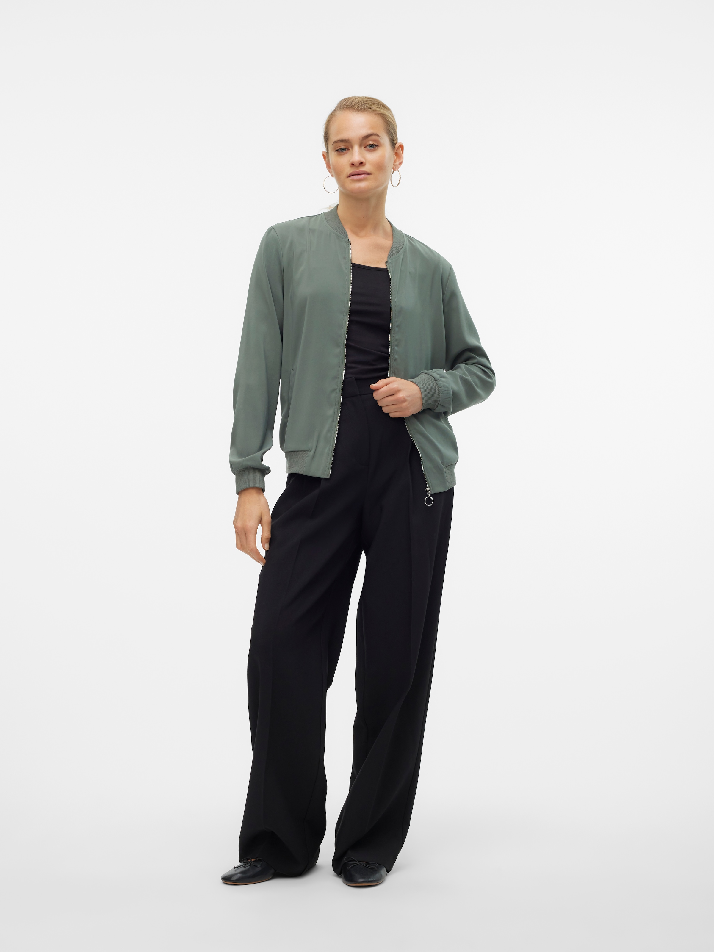 Vero Moda Kurzjacke »VMCONNY, leichte Jacke für den Übergang« seitliche Eingrifftaschen, Rippbündchen