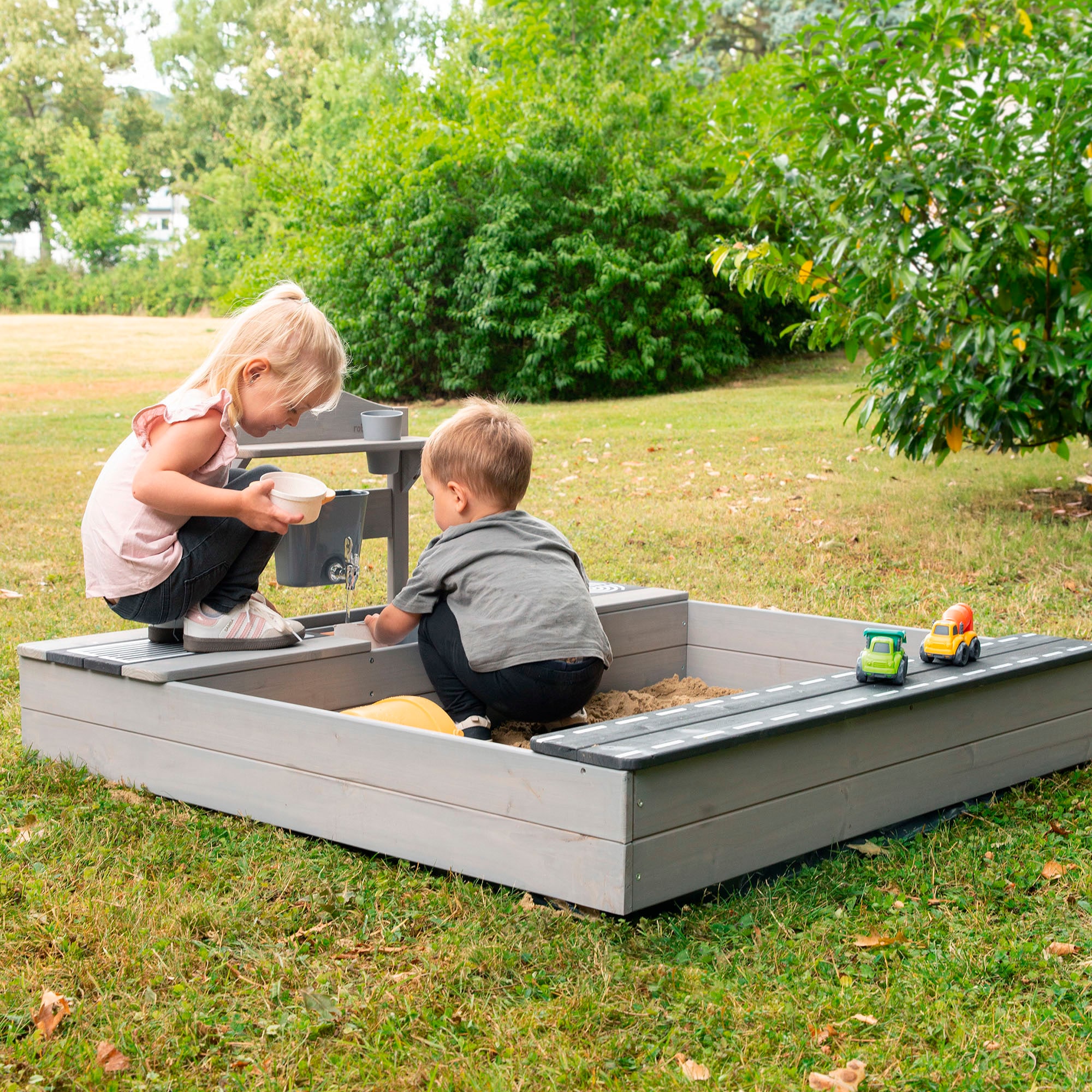roba® Sandkasten »117 x 118 x 54 cm, mit Matschküche, grau«, FSC® - schützt Wald