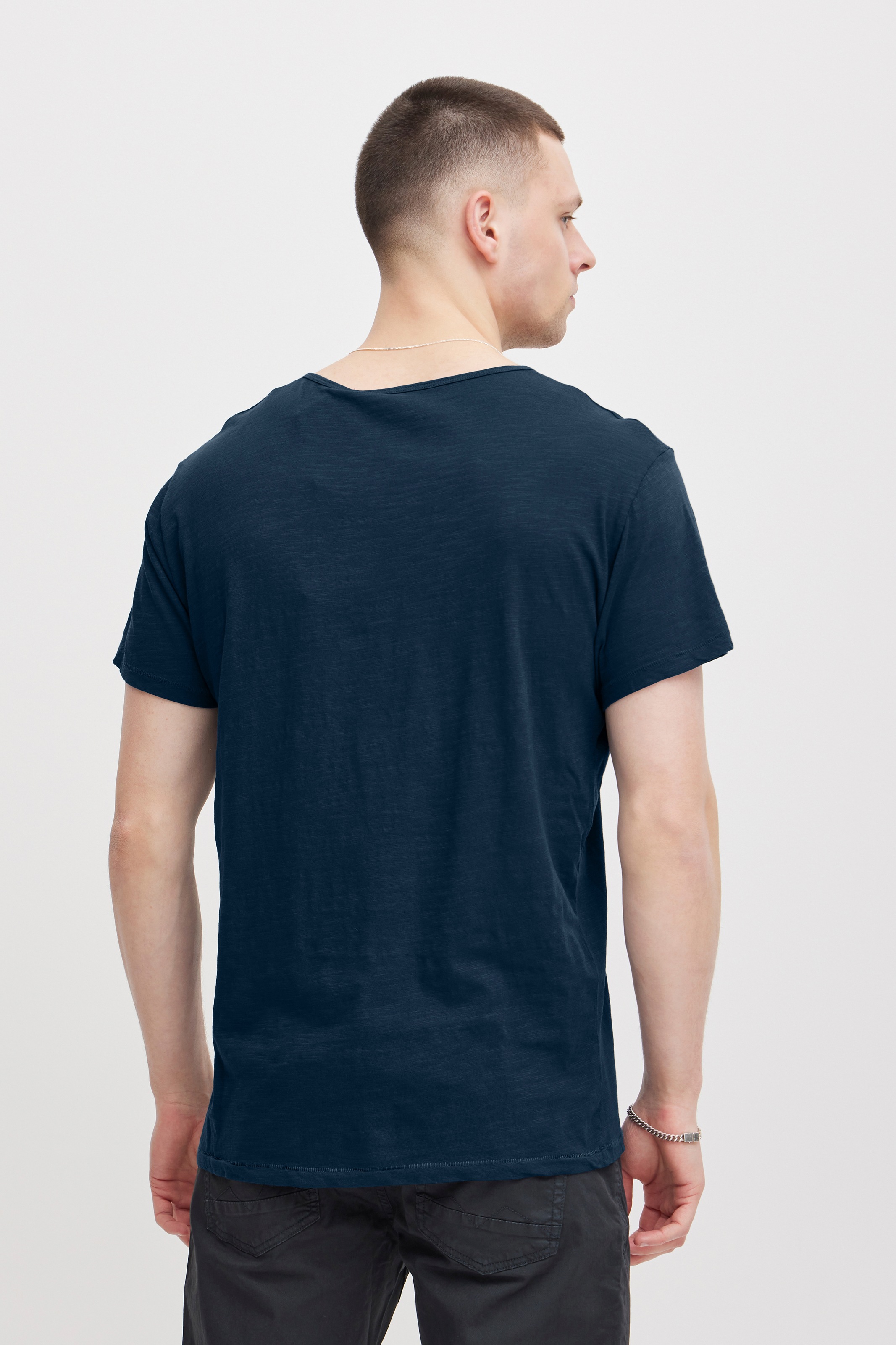 Blend T-Shirt "BHAshton split neck tee" mit Deko-Knopfdetail am Ausschnitt günstig online kaufen