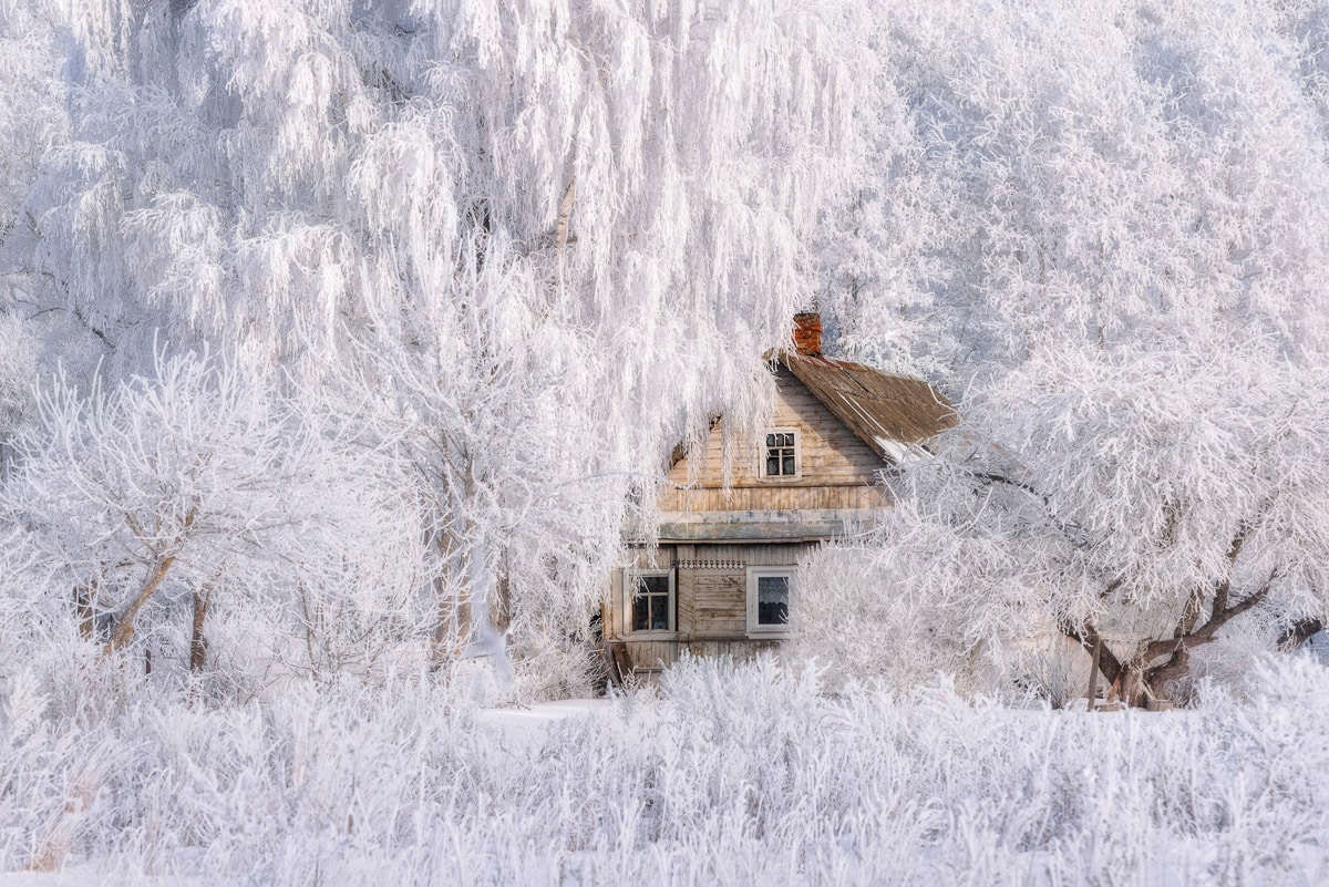 Papermoon Fototapete "Haus in Schneelandschaft"
