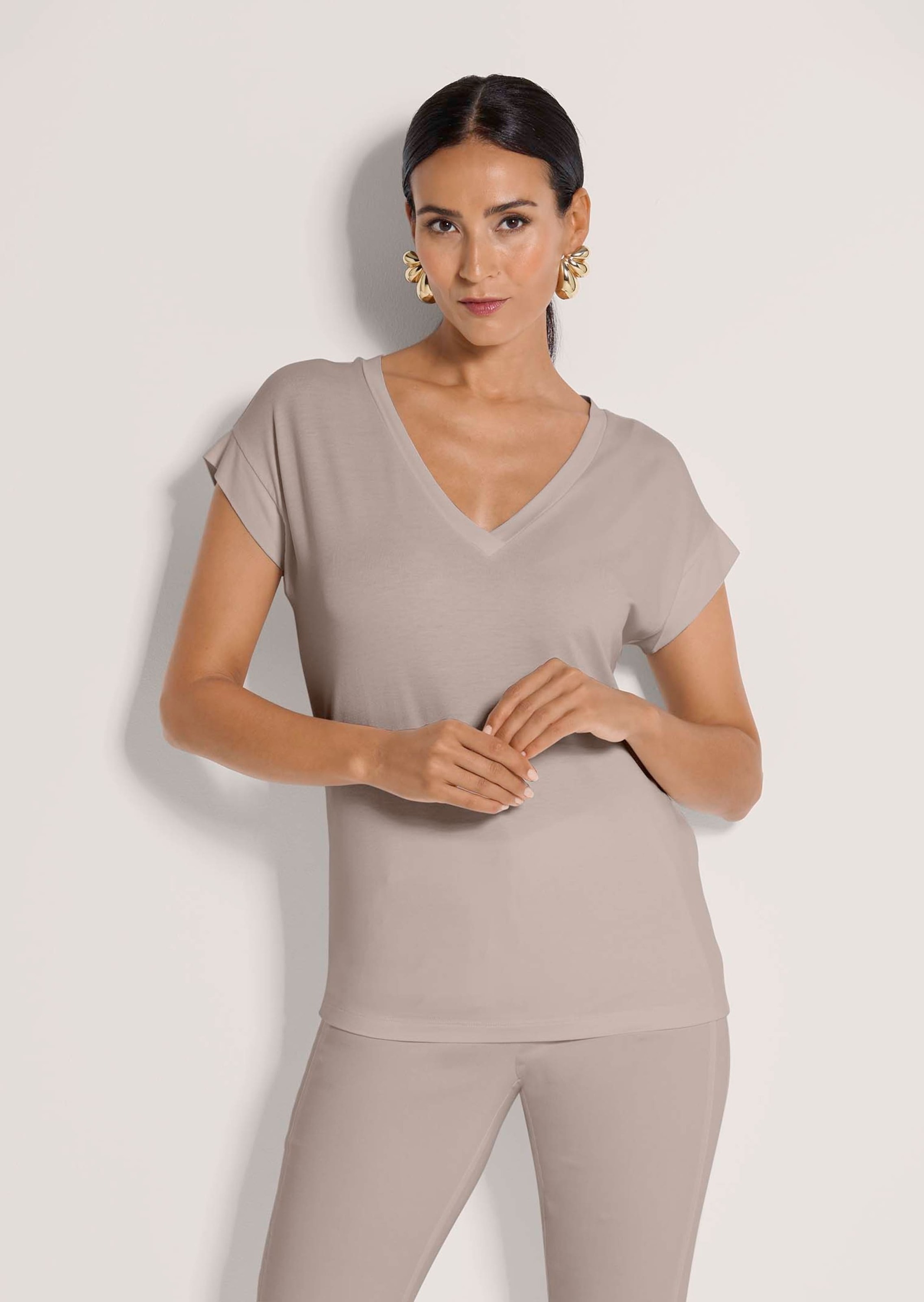 MADELEINE Kurzarmshirt »Shirt Zeitloses Blusenshirt mit V-Ausschnitt«