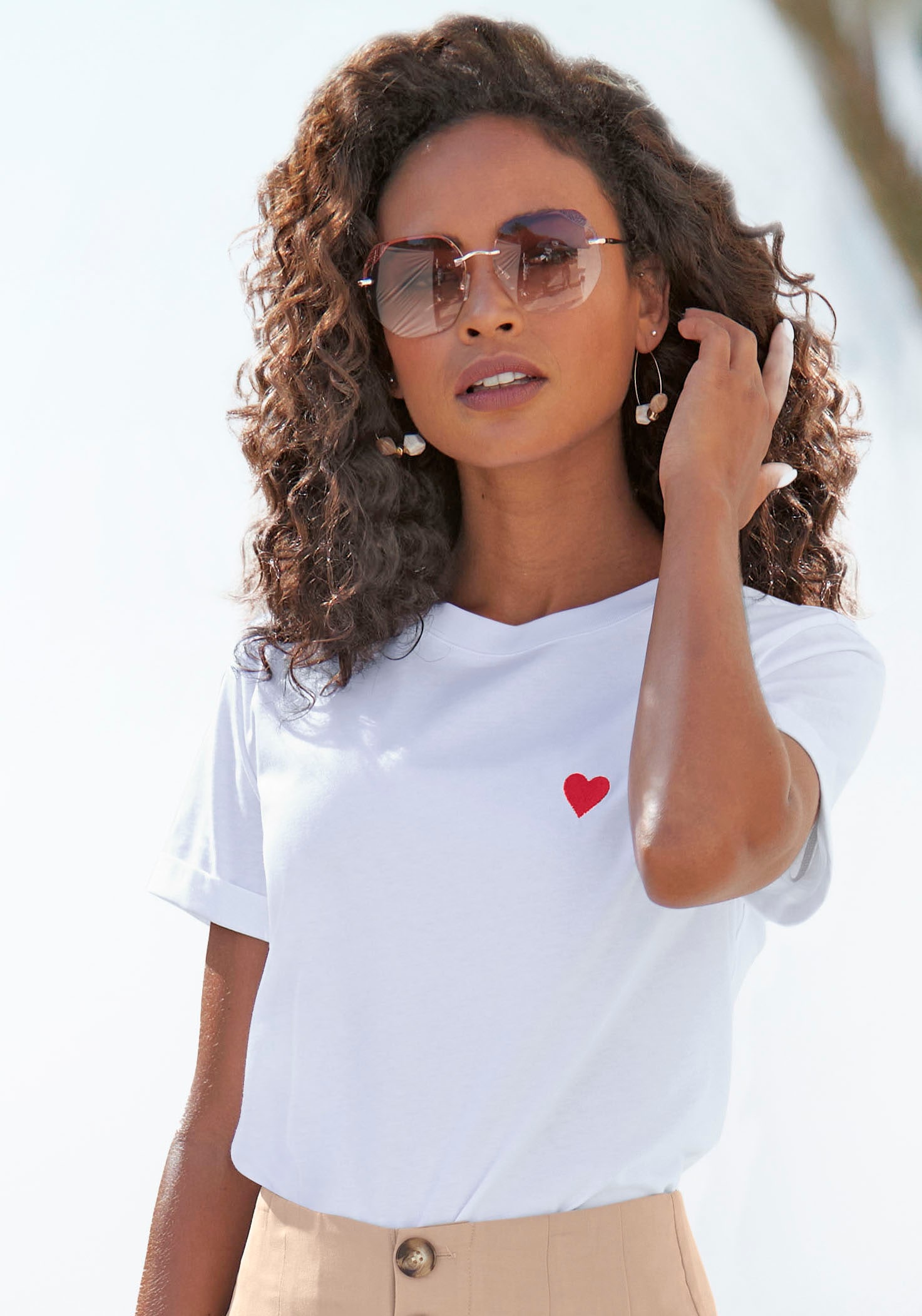 LASCANA T-Shirt mit süßer Herz-Stickerei, Kurzarmshirt aus Baumwolle, Herz-Shirt