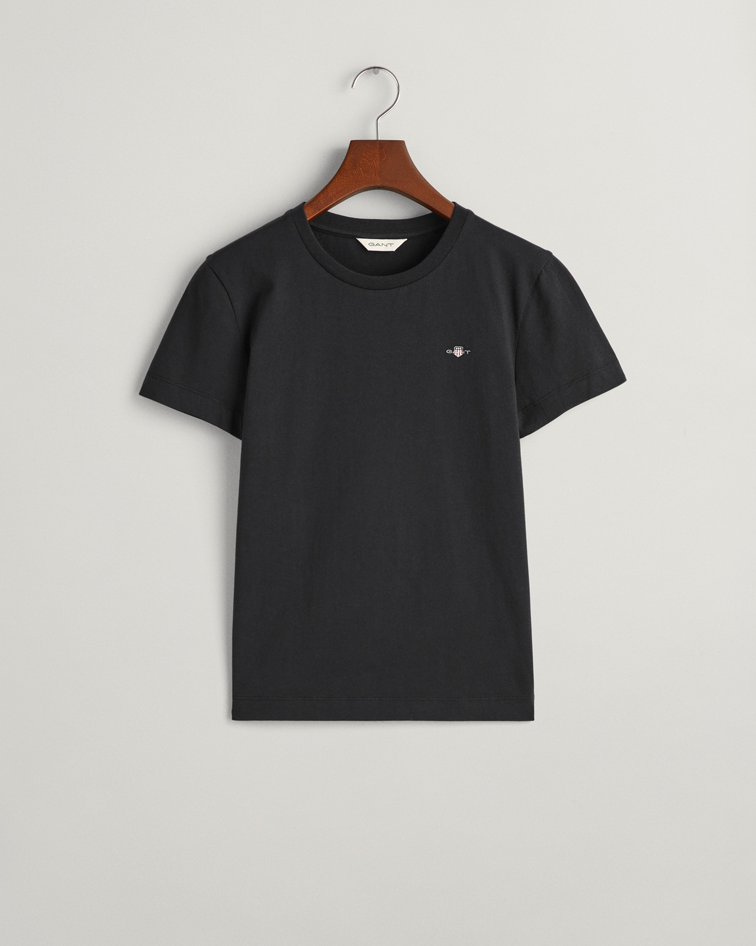 Gant T-Shirt »REG SHIELD KA T-SHIRT«, mit einer kleinen aufgestickten Wappen-Grafik auf der Brust