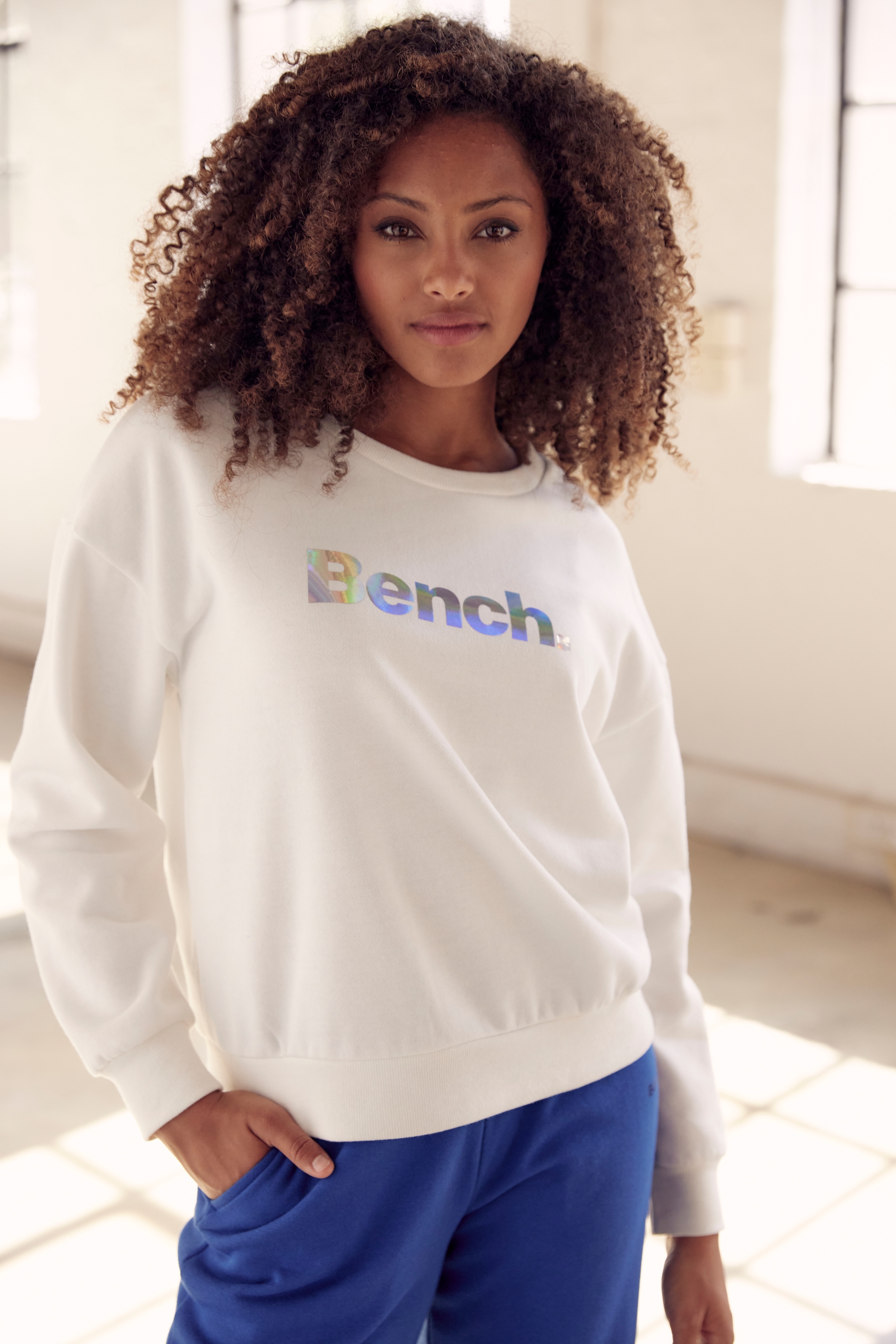 Bench. Sweatshirt »-Loungeshirt«, mit glänzendem Logodruck, Loungewear für  kaufen | BAUR | Sweatshorts
