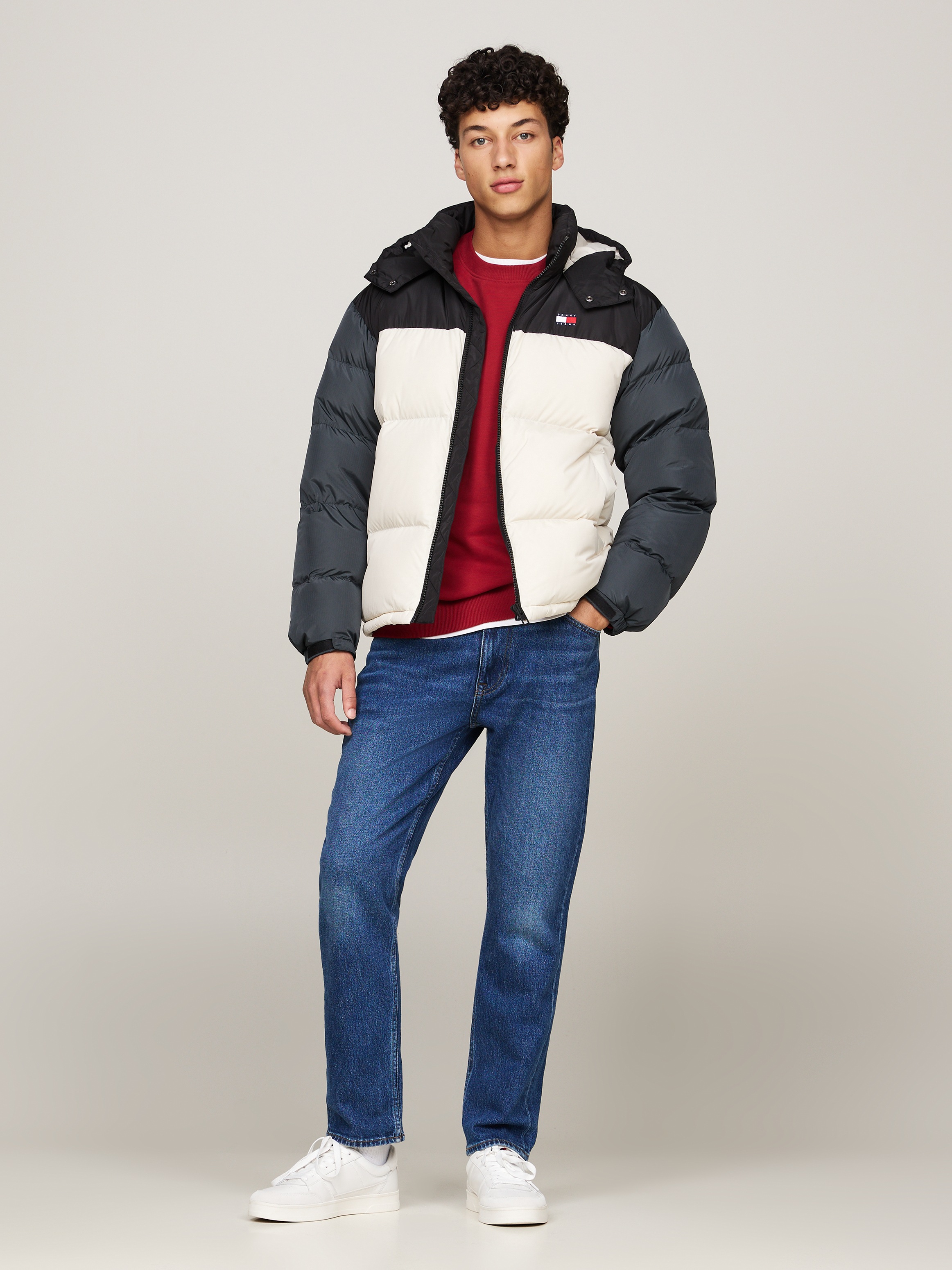 Thumbnail - Tommy Jeans Steppjacke "TJM ALASKA COLORBLOCK PUFFER" mit Kapuze im mehrfarbigen Design