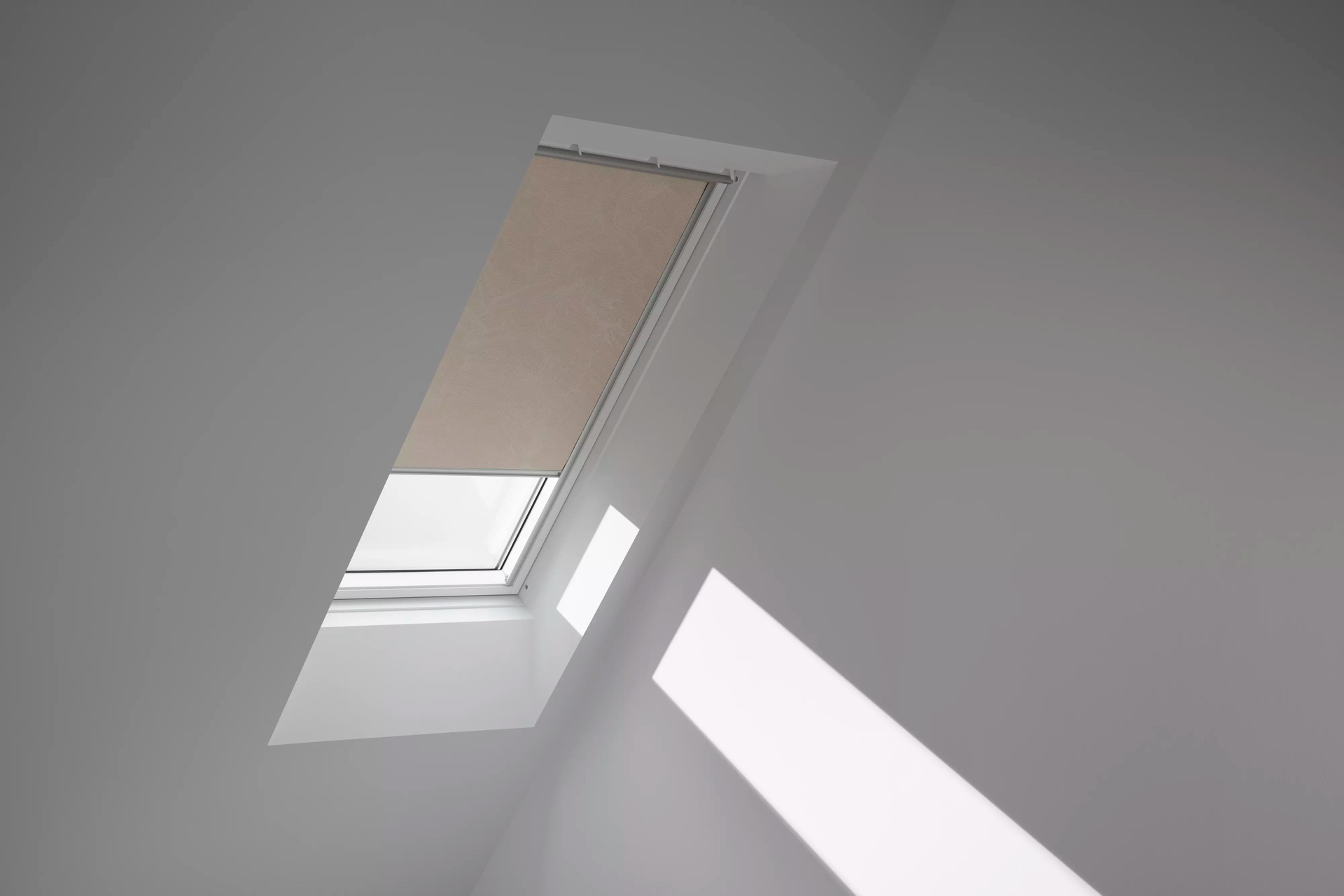 VELUX Verdunklungsrollo »DKL 4579S, Farbe: sandbeige gep.«, verdunkelnd, ohne Bohren, in Führungsschienen, alufarbene Führungsschienen & Griffleiste