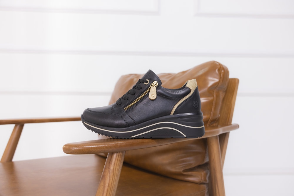 Remonte Keilsneaker, Freizeitschuh, Halbschuh, Schnürschuh mit goldfarbenem Logoanhänger