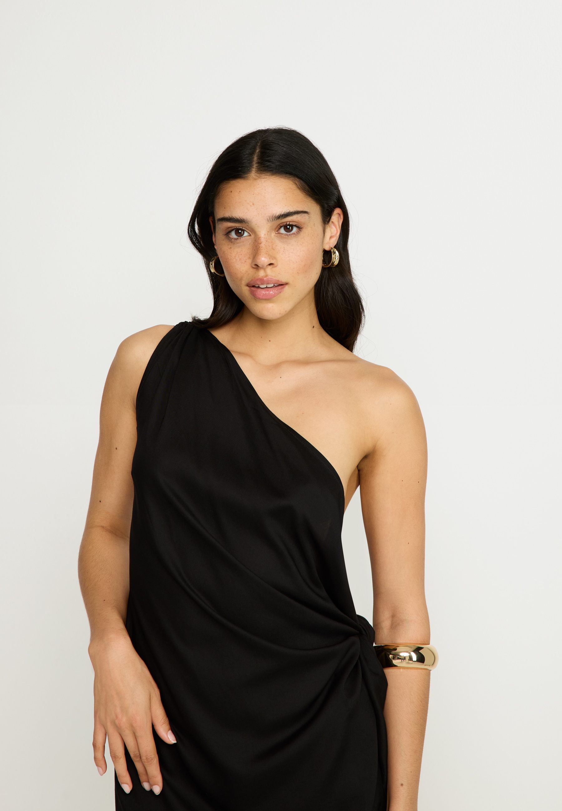 LSCN by LASCANA One-Shoulder-Kleid mit goldfarbenen Zieraccessoire am Träger, Strandkleid