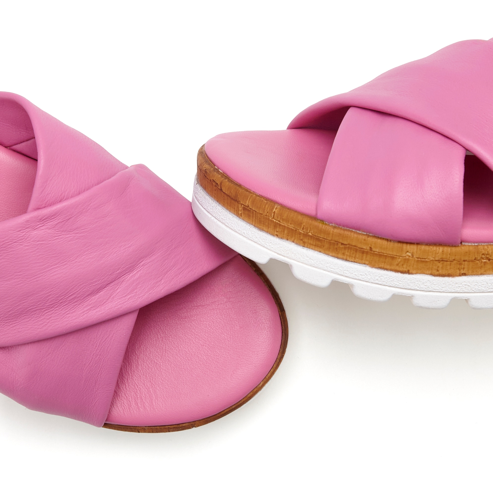 LASCANA Pantolette »Sandale, Sommerschuh, Mule, offener Schuh,«  NEU aus Leder mit dezentem Keilabsatz