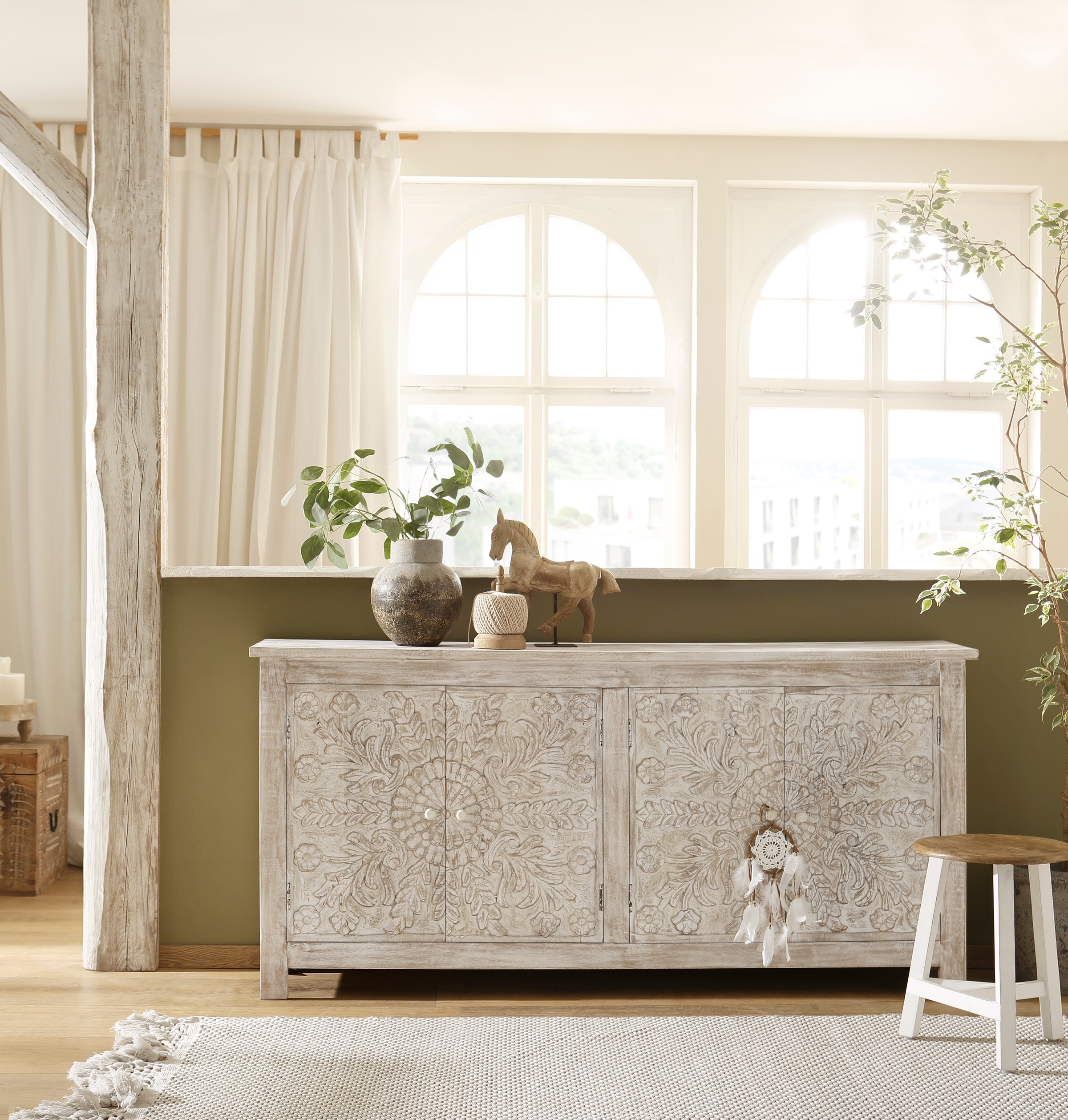 Home affaire Sideboard Fenris, aus massiven, pflegeleichten Mangoholz, mit dekorativen Schnitzereien, Breite 175 cm