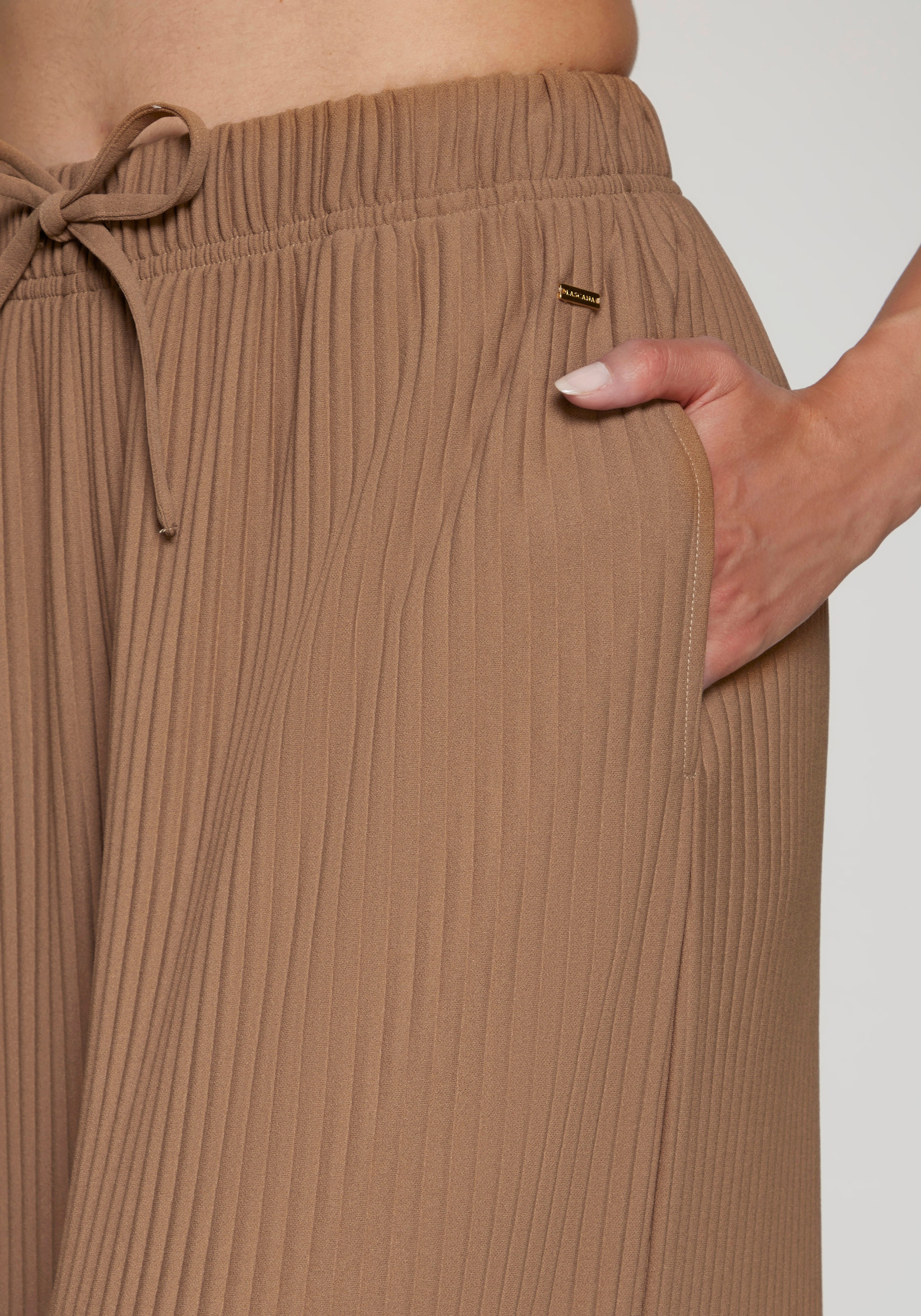 LASCANA Schlupfhose, in weiter Form mit Plisseefalten