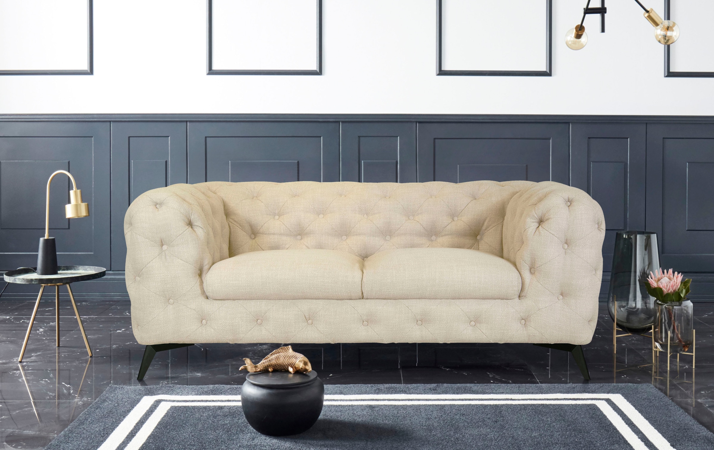 Leonique Chesterfield-Sofa »Glynis«, aufwändige Knopfheftung, moderne Chesterfield Optik, Fußfarbe wählbar