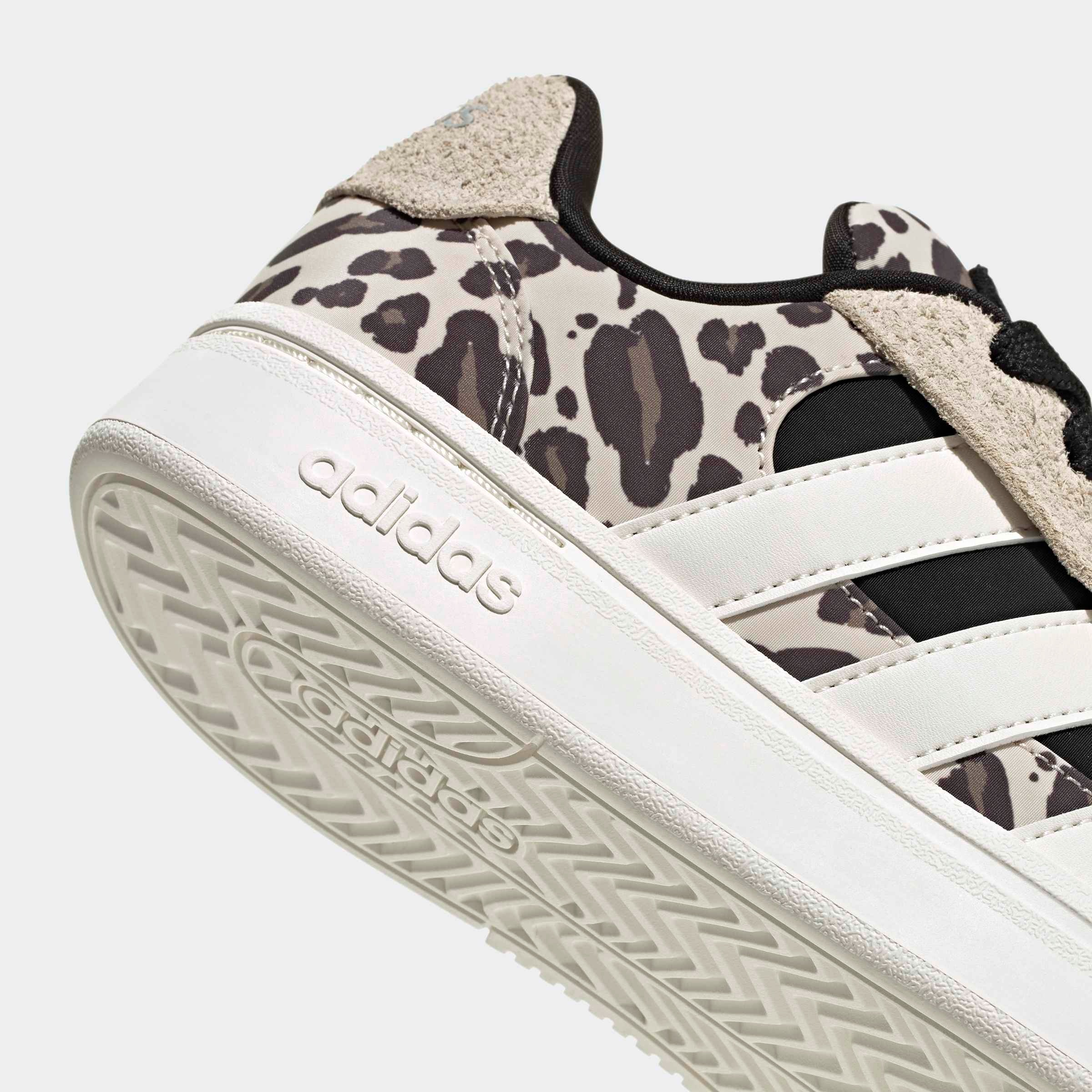 adidas Sportswear Sneaker »GRAND COURT ALPHA«  mit Leo Muster