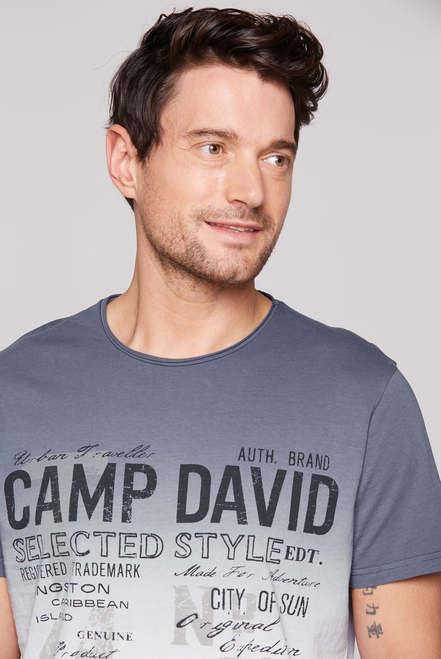 CAMP DAVID Rundhalsshirt, mit offener Kante am Ausschnitt