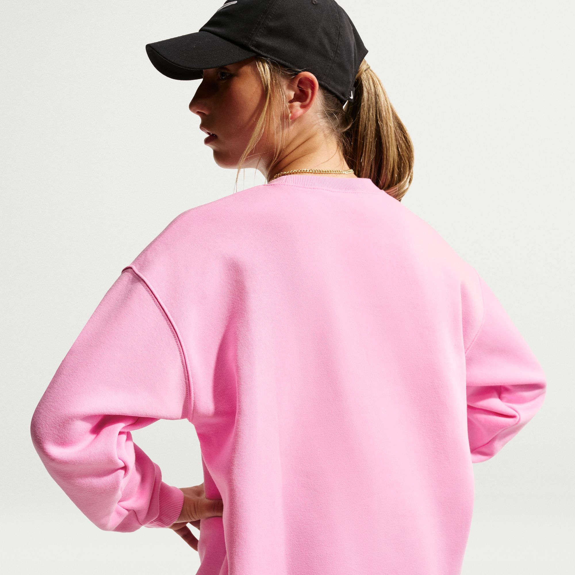 Nike Sportswear Sweatshirt »G NSW STDIO FLC OVRSZD CRW AOP«, mit Rundhalsausschnitt, aus angerauter Sweatware
