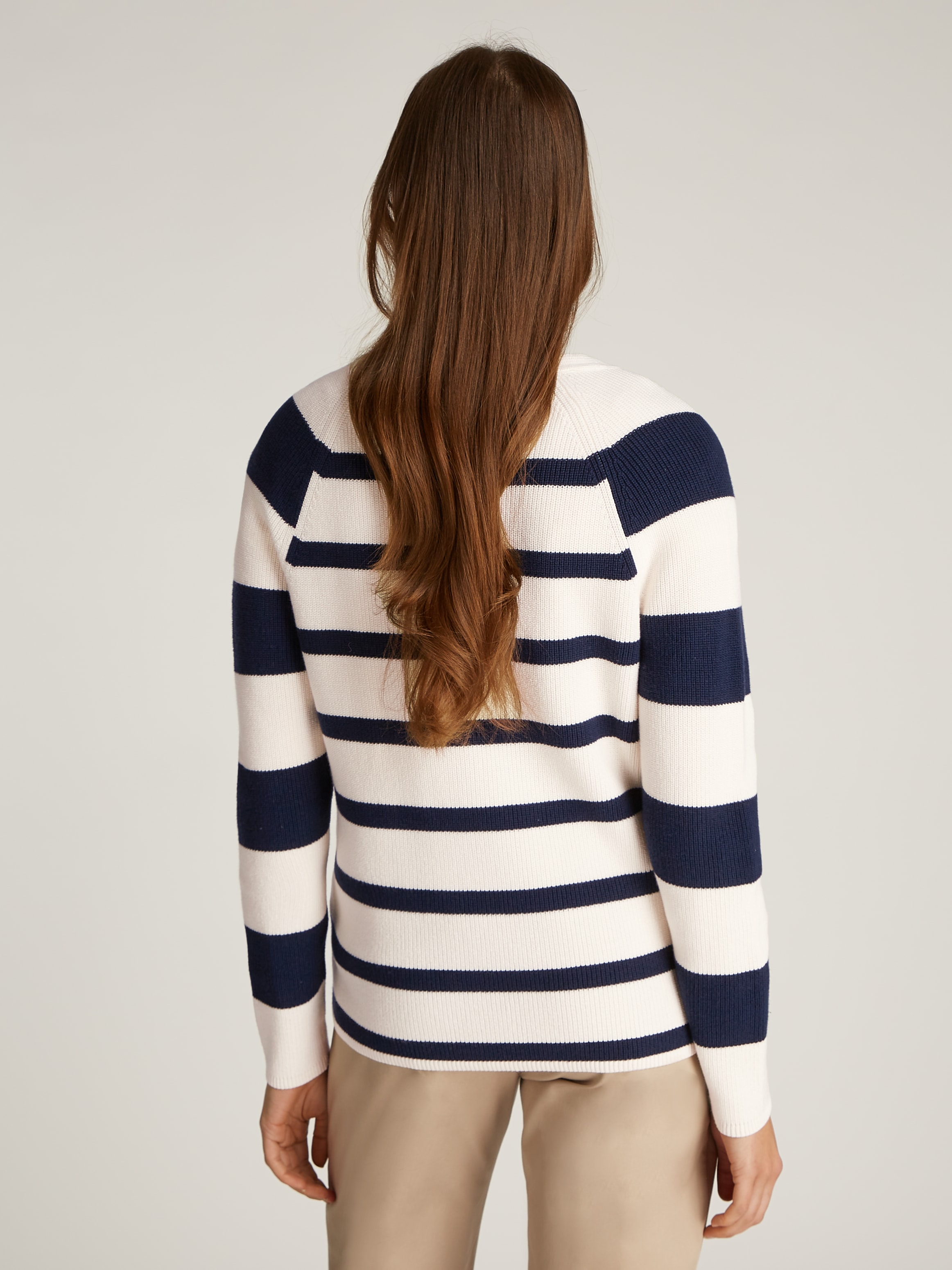 Tommy Hilfiger Strickpullover »CO CARDI STITCH V-NK LS« mit Logostickerei