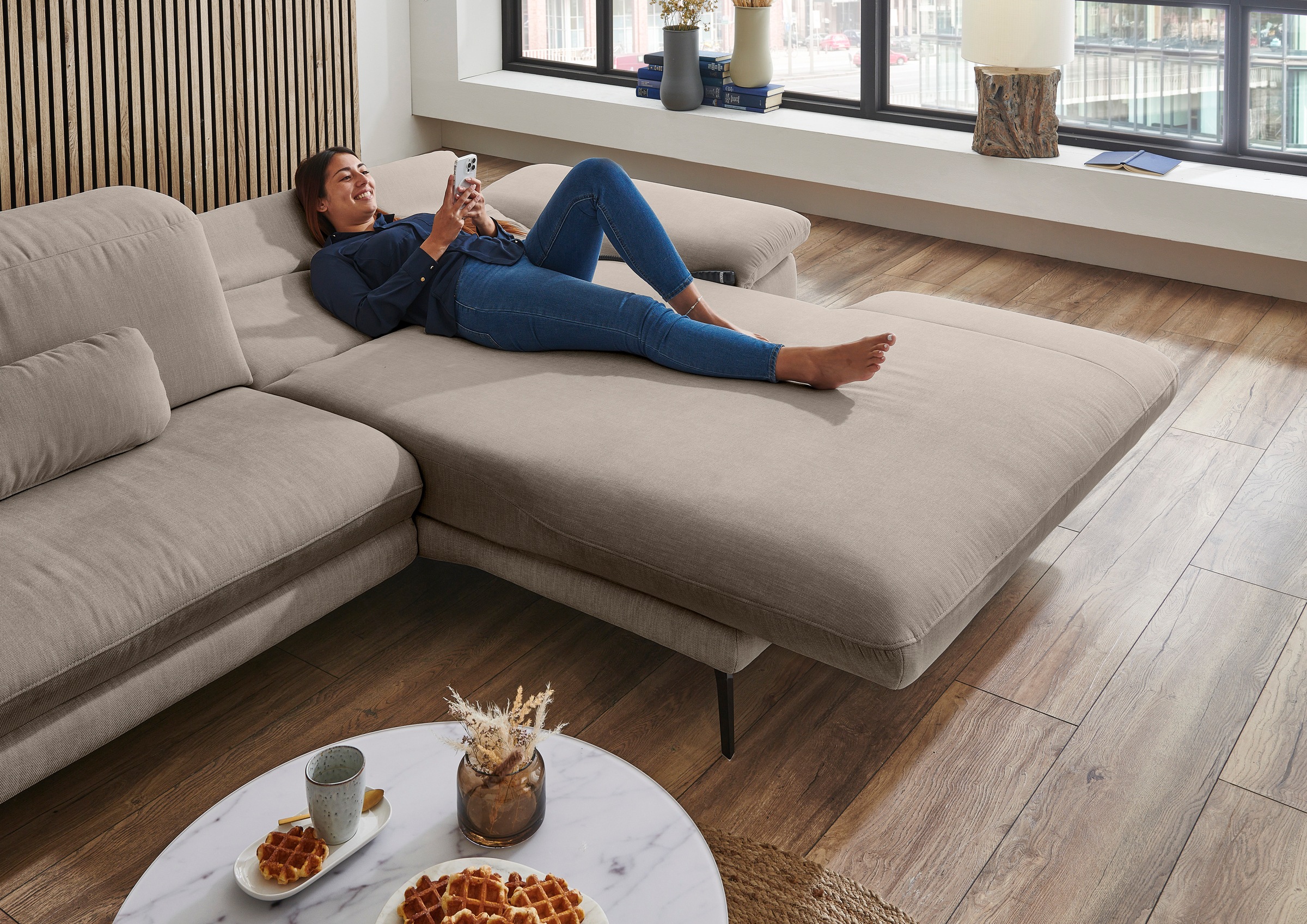 Die PlanBar Ecksofa »MP-IN22025 L-Form«, mit Kopfteilverstellung, wahlweise mit motorischem Canape