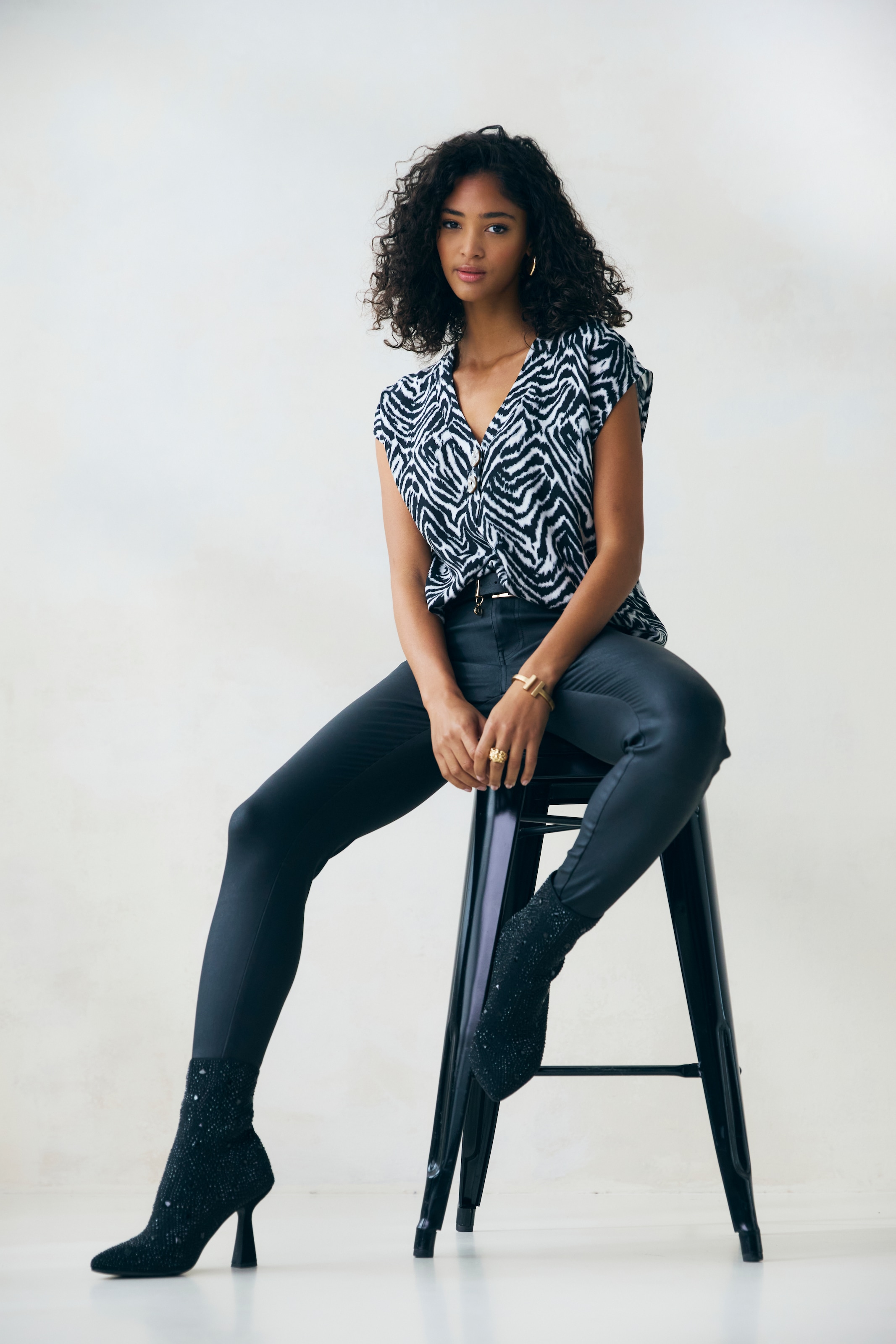 LASCANA Lederimitathose, in schmaler Passform, figurbetonte Jeggings mit Stretchanteil