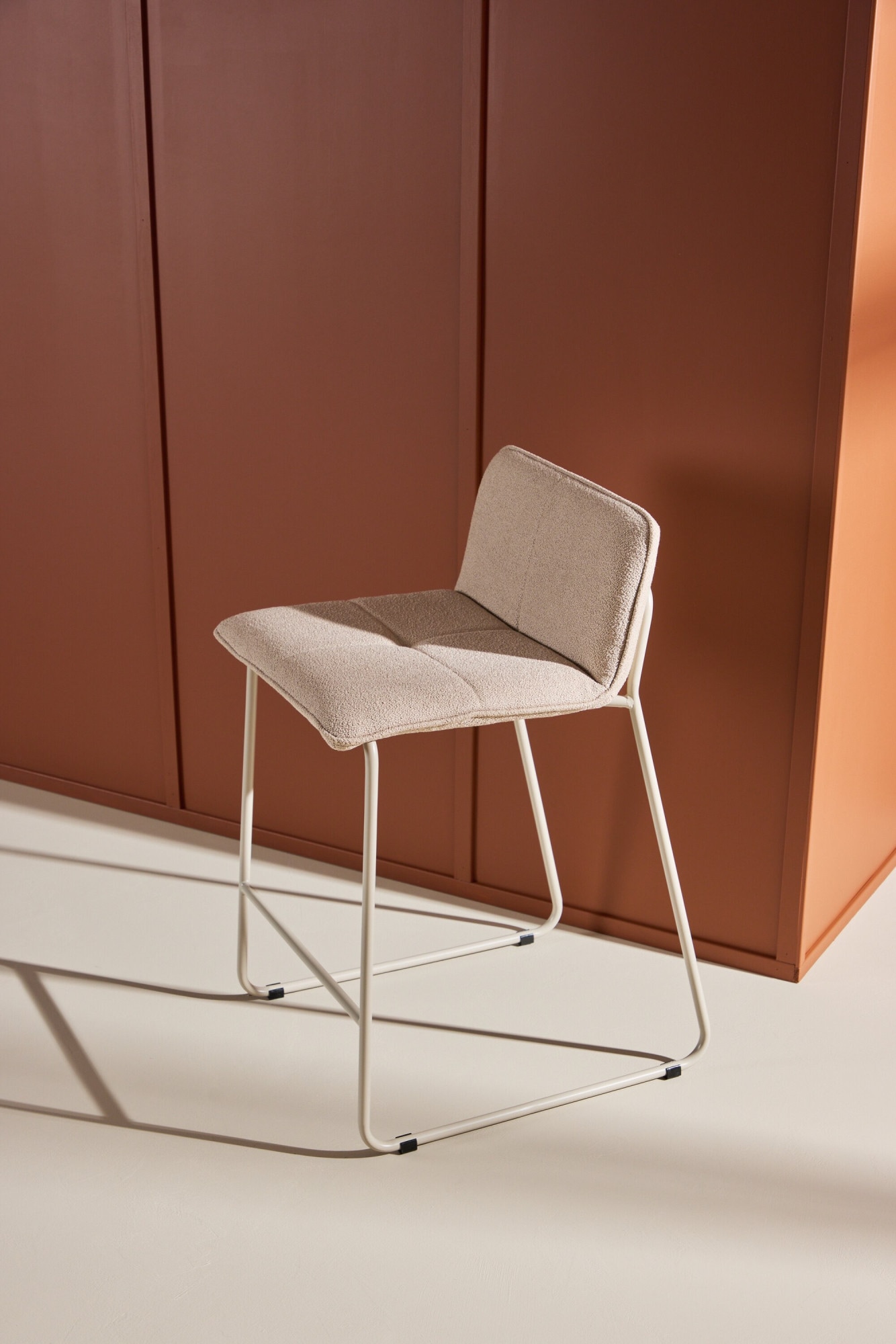 Venture Home Barhocker »Bisbee, 2er-Set Barhocker mit Fußstütze, belastbar bis 120 kg« Set, 2 Stk. tlg. Tresenstuhl, weicher Bezug, Stahlbeine, Fußstütze, modern