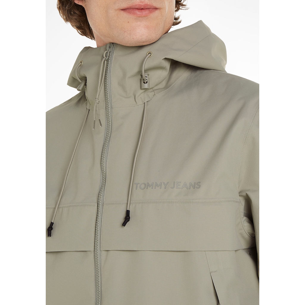 Tommy Jeans Plus Outdoorjacke »TJM TECH OUTDOOR CHICAGO EXT«, mit Kapuze, mit Logo-Schriftzug auf der Brust