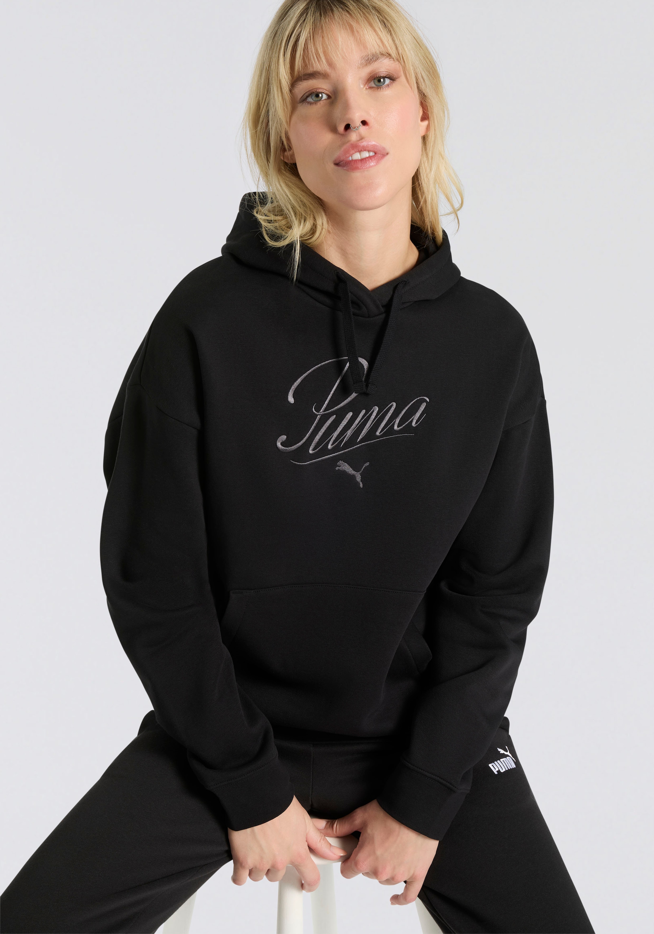 PUMA Kapuzensweatshirt "ESS SCRIPT COMFORT HOODIE FL", mit Kängurutasche, mit Print-Applikation, mit Rundhalsausschnitt