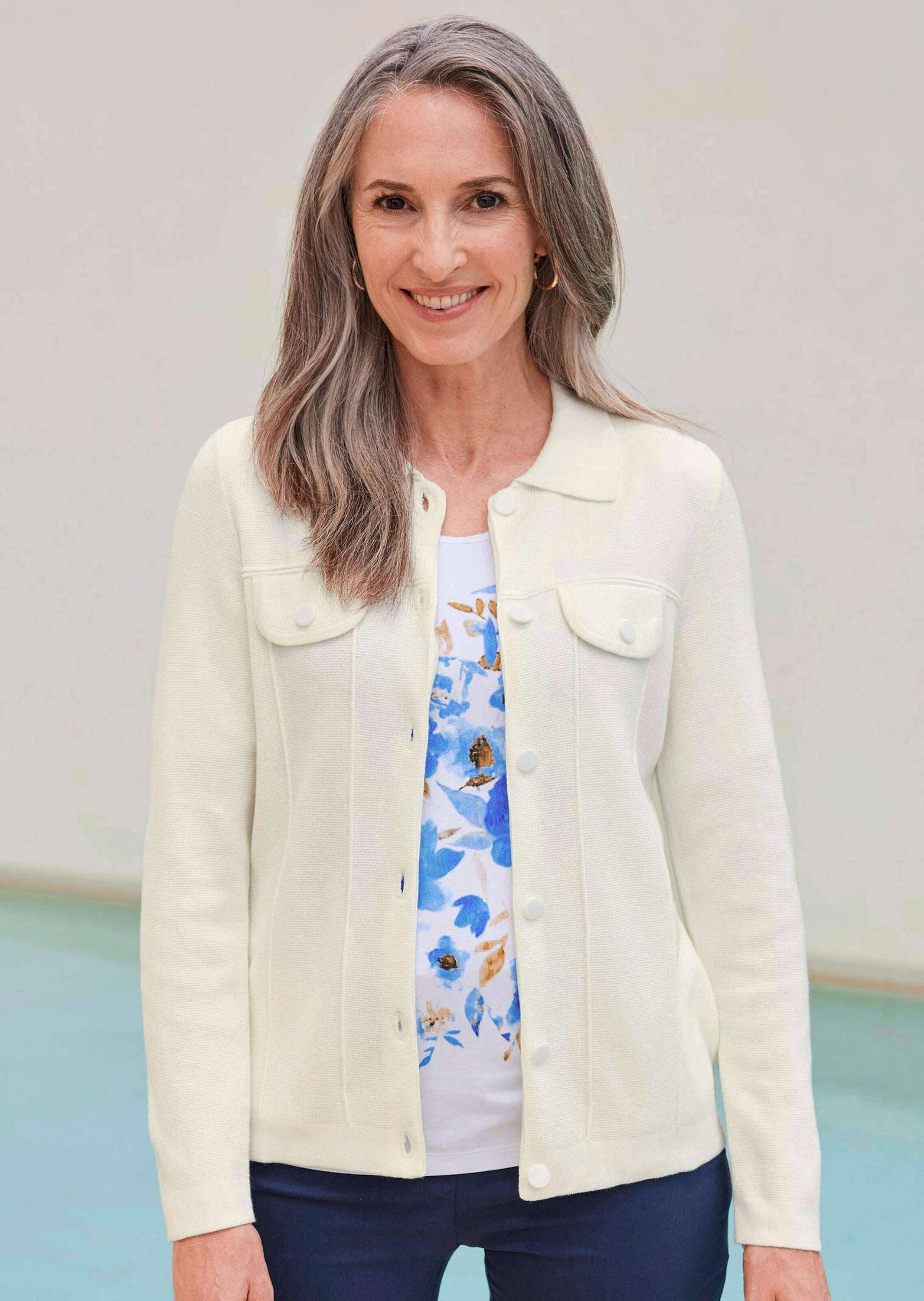 Thumbnail - GOLDNER Strickjacke "Kurzgröße Baumwoll-Cardigan in roter Jeansoptik"