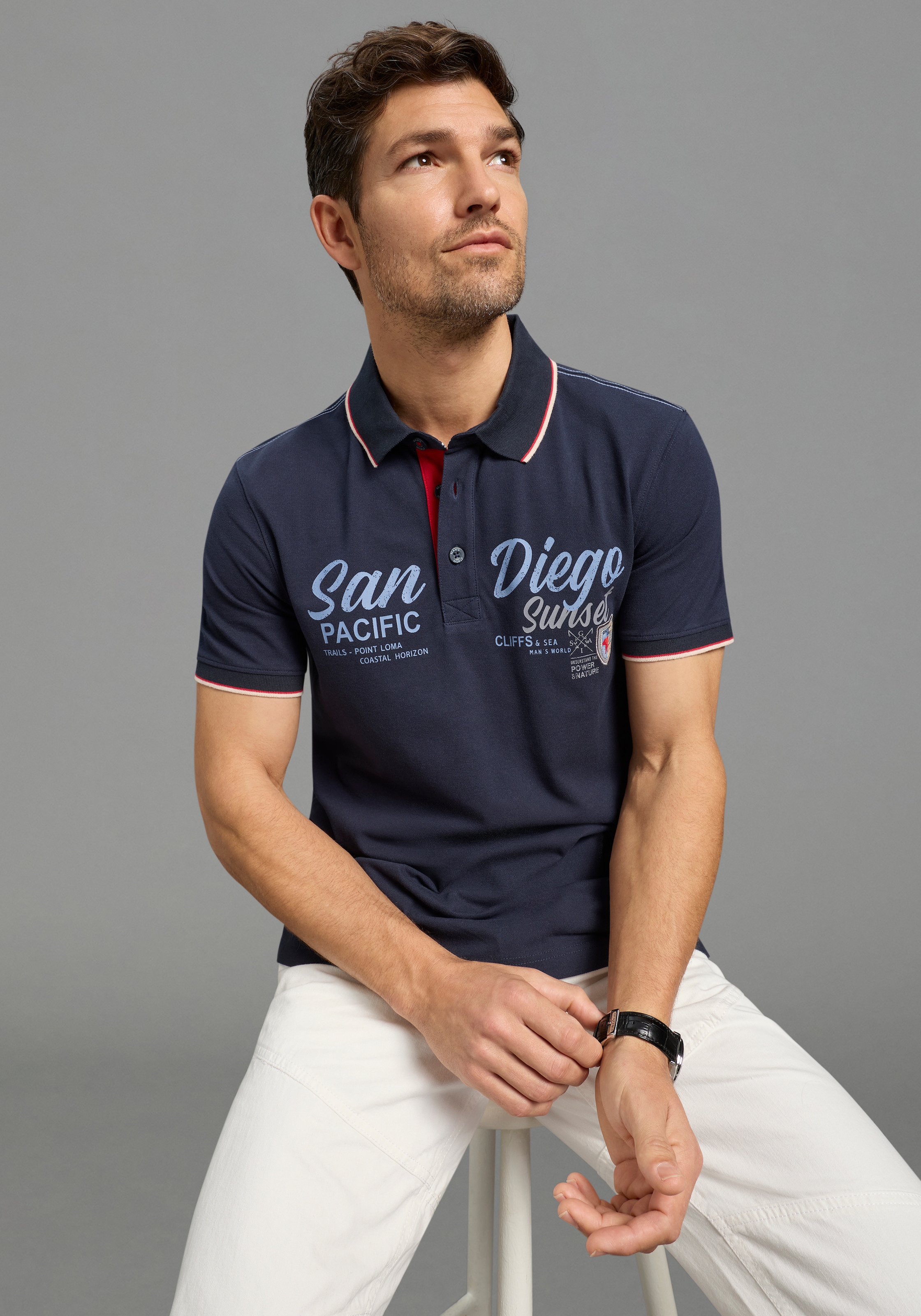 Man's World Poloshirt »Neue Kollektion!« normale Passform, Kurzarm, mit Print und Badge, aus Piqué-Material