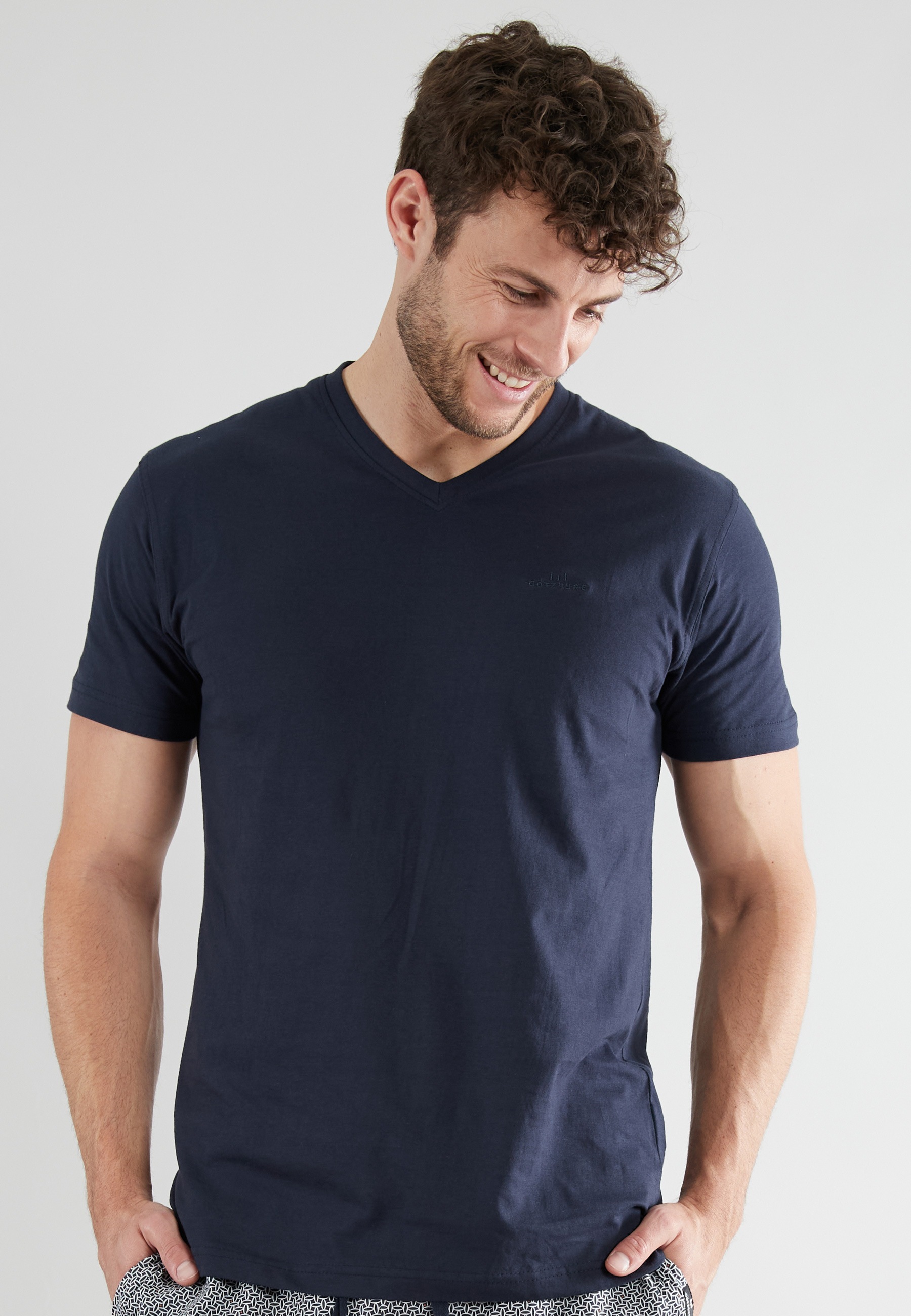 Thumbnail - GÖTZBURG Pyjamaoberteil "New York", V-Ausschnitt, Kurzarm, hautfreundlich, bequem, locker, Baumwolle