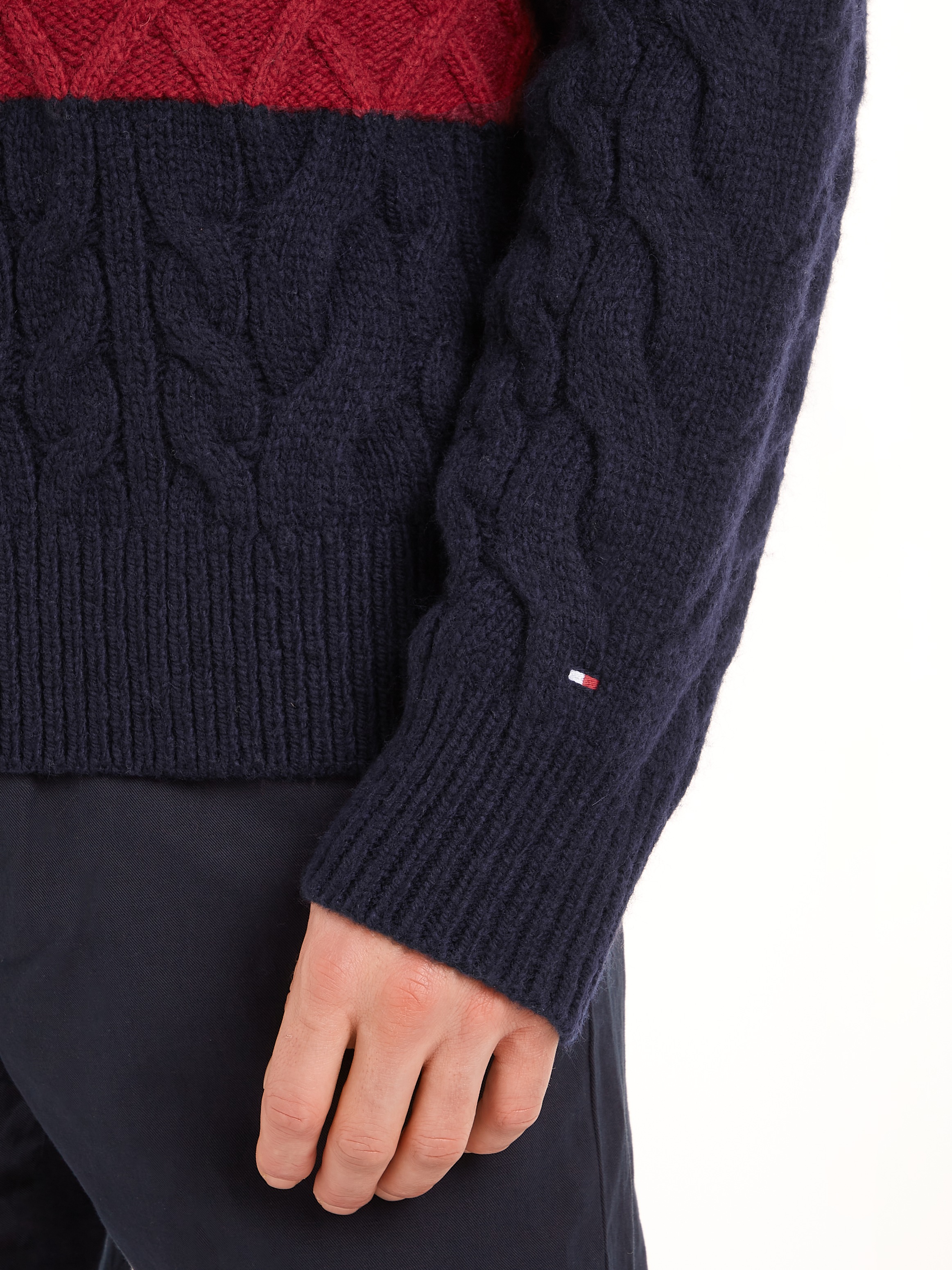 Tommy Hilfiger Rundhalspullover »CABLE FLAG SWEATER«, mit Colorblocking-Design vorne