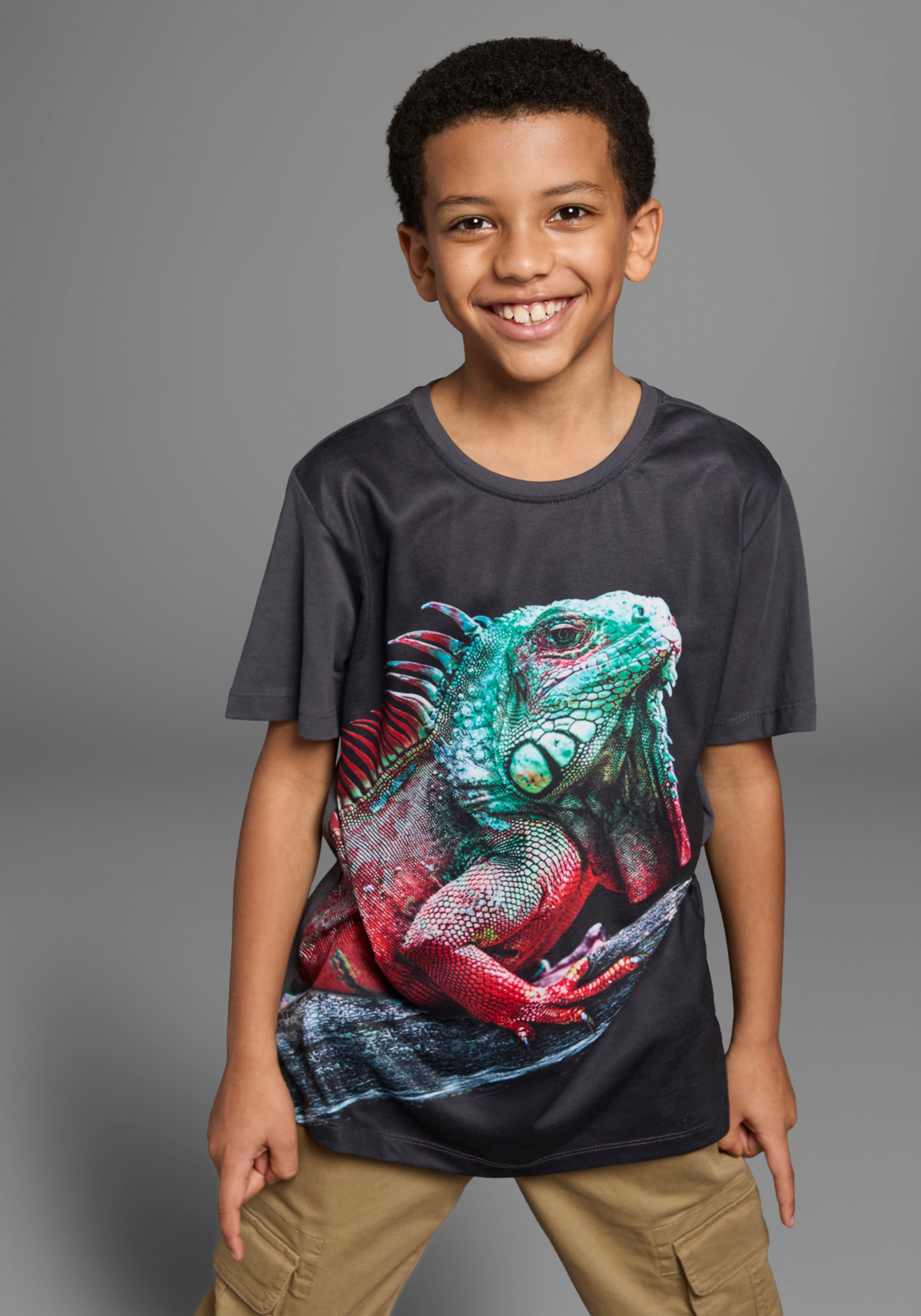 KIDSWORLD T-Shirt "Fotoprint: LITTLE LIZARD" Kurzarm, mit stylischem Leguan-Druck, Rundhalsausschnitt