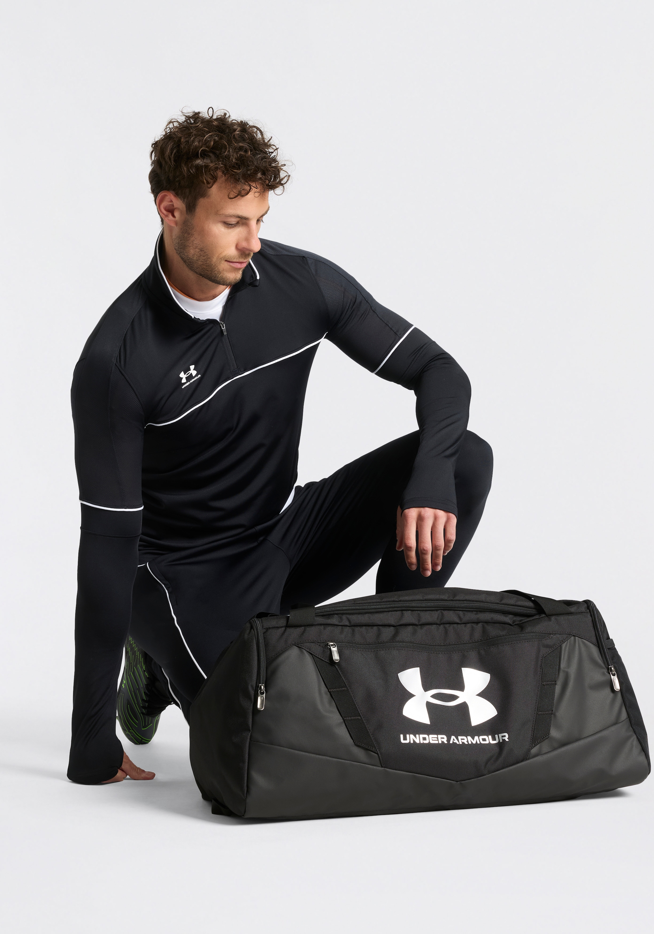 Under Armour® Trainingsshirt mit Rundhalsausschnitt und Stehkragen, atmungsaktiv