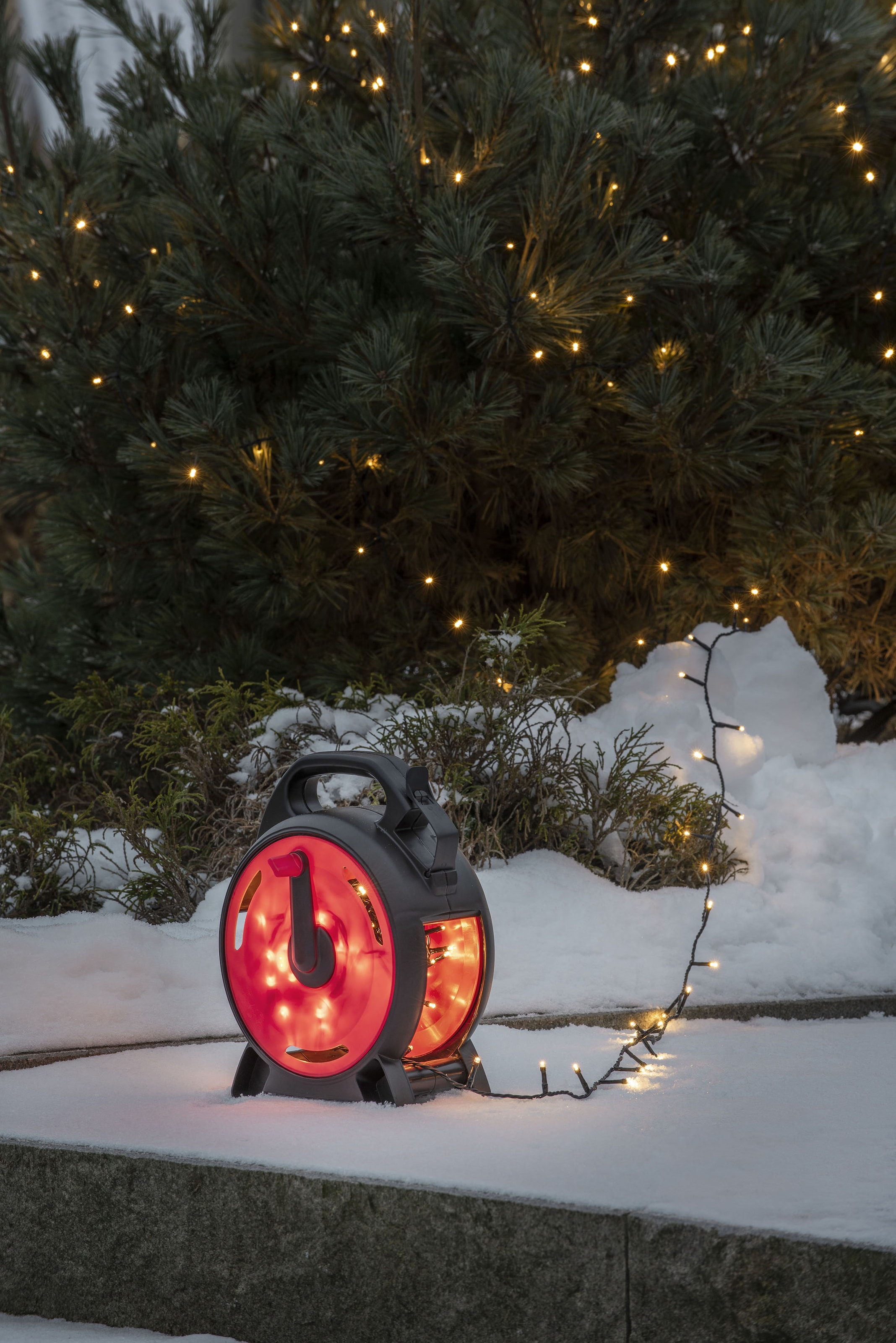 KONSTSMIDE LED-Lichterkette »Weihnachtsdeko aussen«, 400 St.-flammig, Micro LEDs mit Kabelaufroller, schwarz-rot, 400 warm weiße Dioden