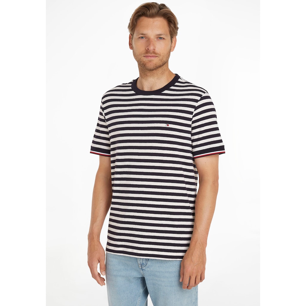 Tommy Hilfiger Rundhalsshirt »NATURAL TECH STRIPED TEE«, mit Ärmelabschlüssen in TH-Farben