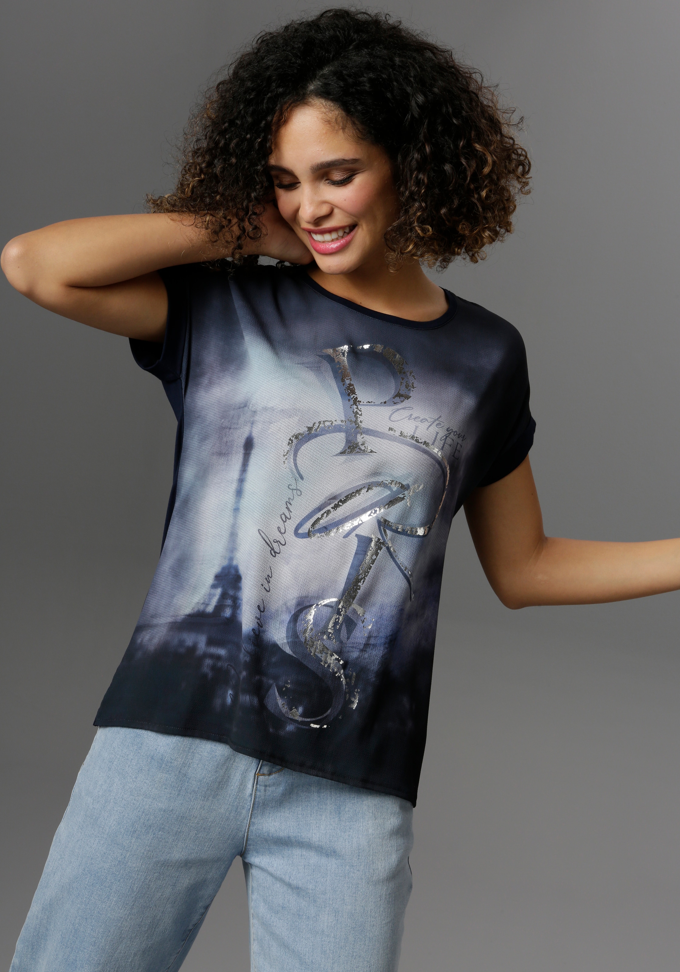 bestellen | Aniston SELECTED BAUR glänzendem Blusenshirt, mit für Folienprint