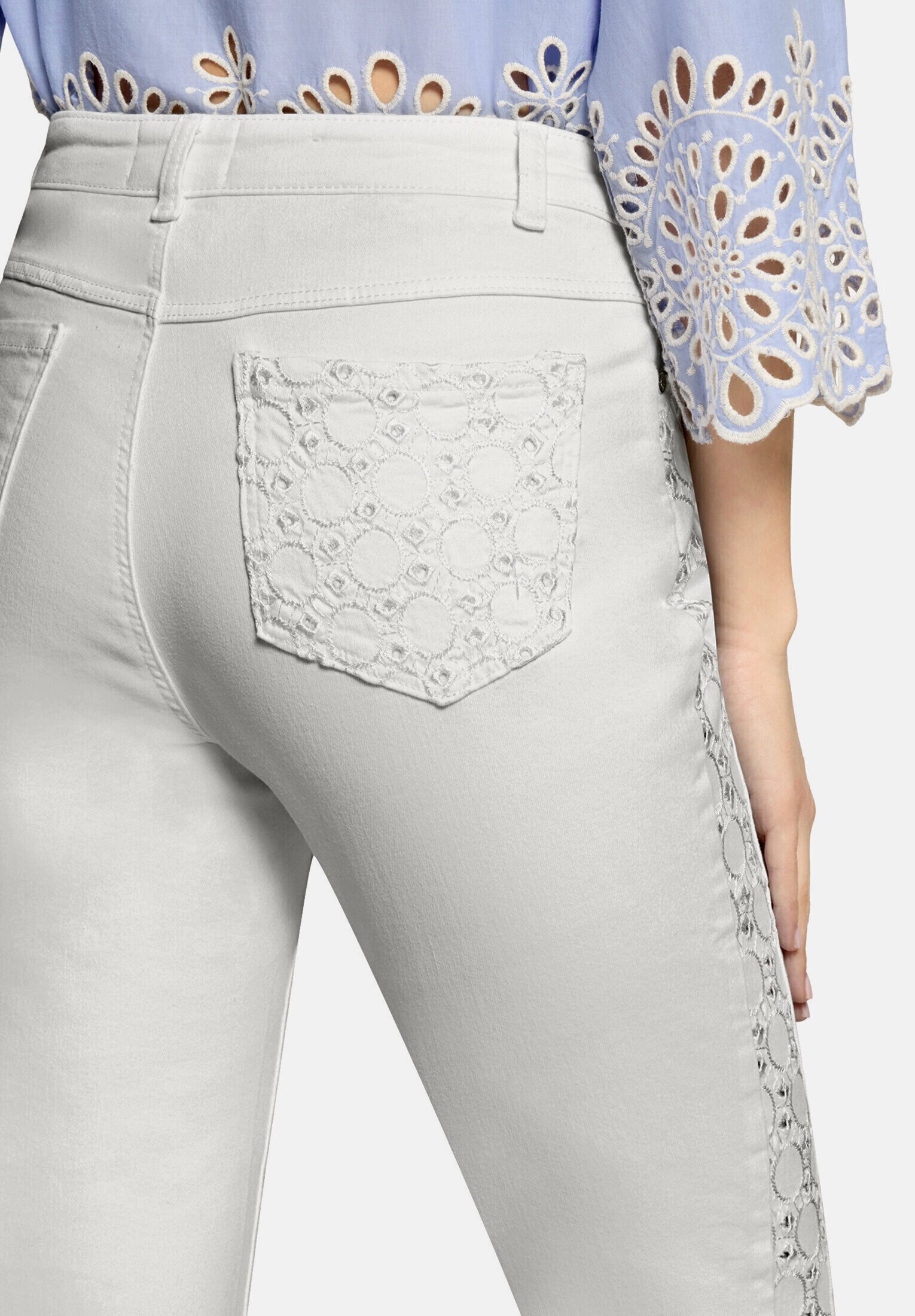 Cartoon Regular-fit-Jeans »Damen mit Lochmuster«