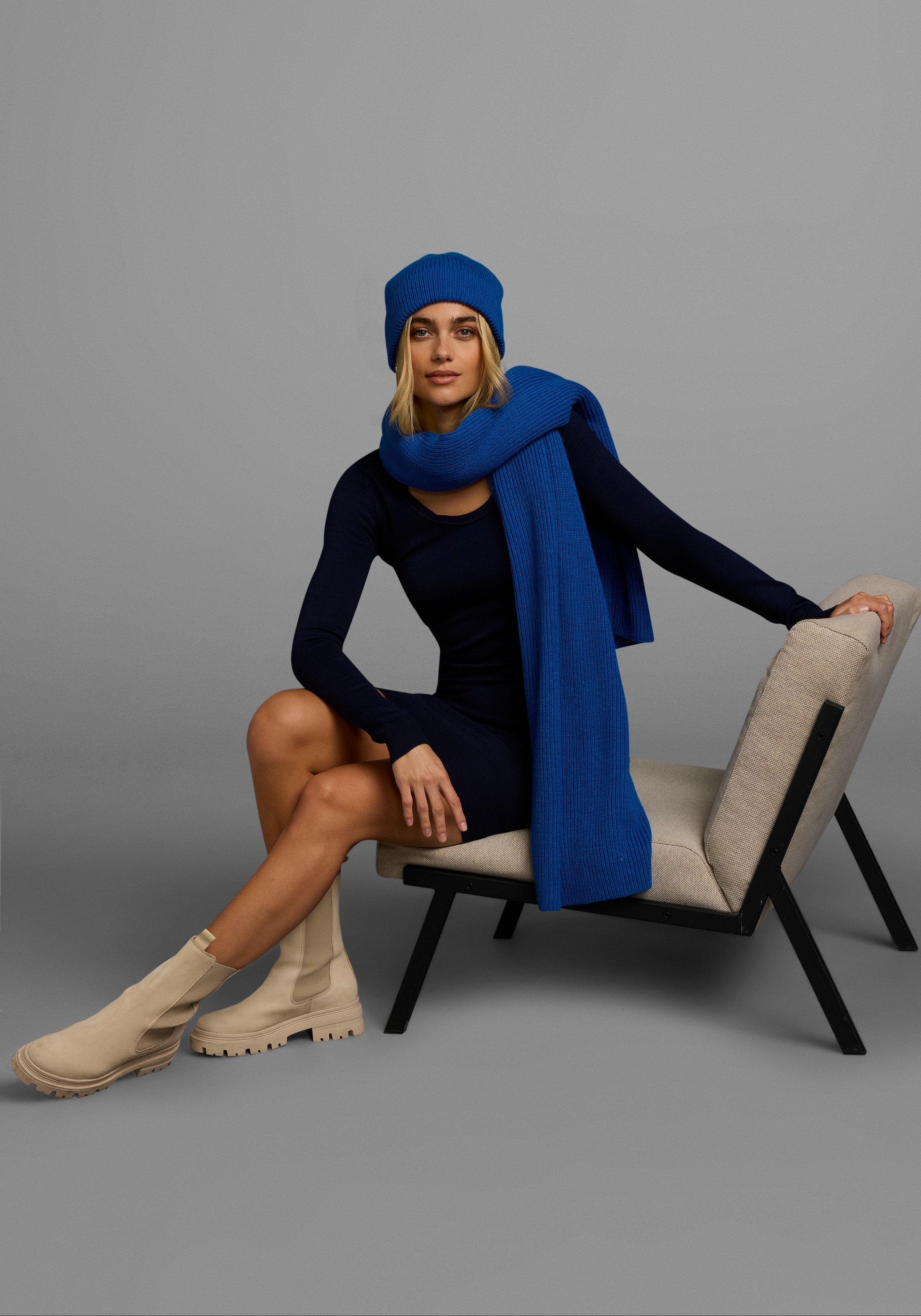 AJC Strickkleid, figurbetont, aus Viskose und Polyamid, Langarm, mit Rippbündchen