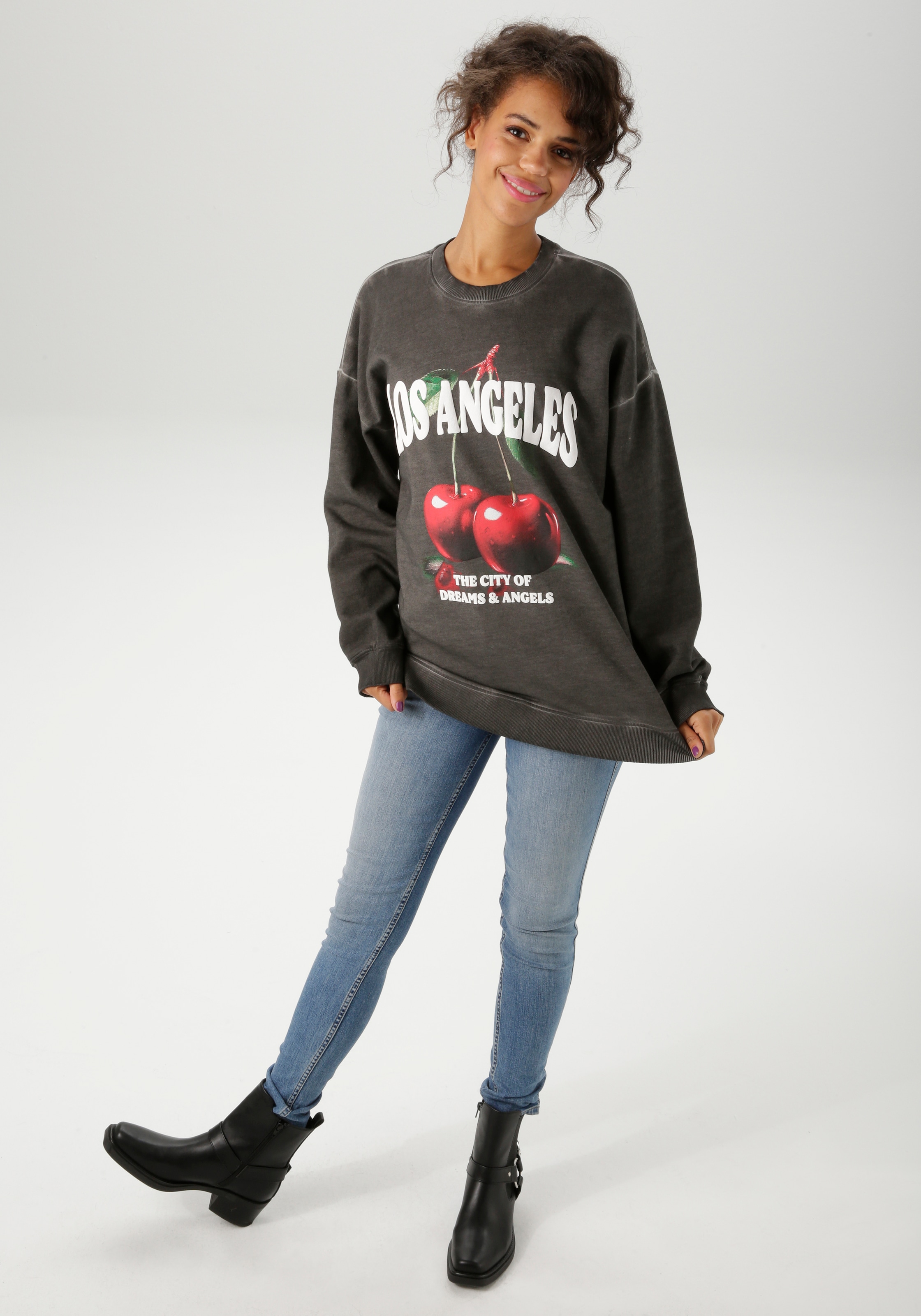 Aniston CASUAL Sweatshirt, mit knackigen Kirschen und Schriftzügen bedruckt - NEUE KOLLEKTION