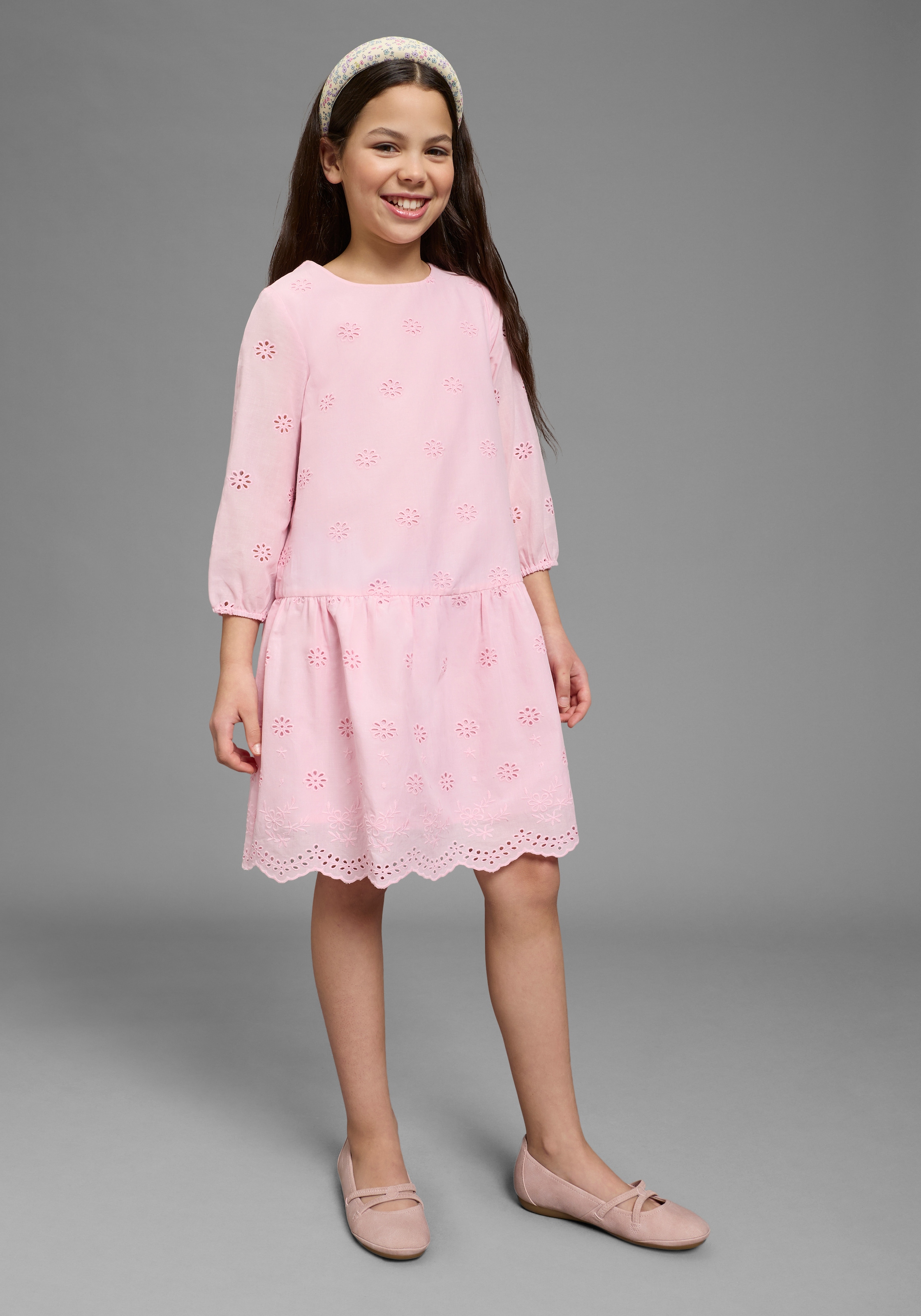 KIDSWORLD Spitzenkleid "Kleid mit Lochstickerei für Mädchen" aus Popeline und Web-Material, mit ausgestellter Passform