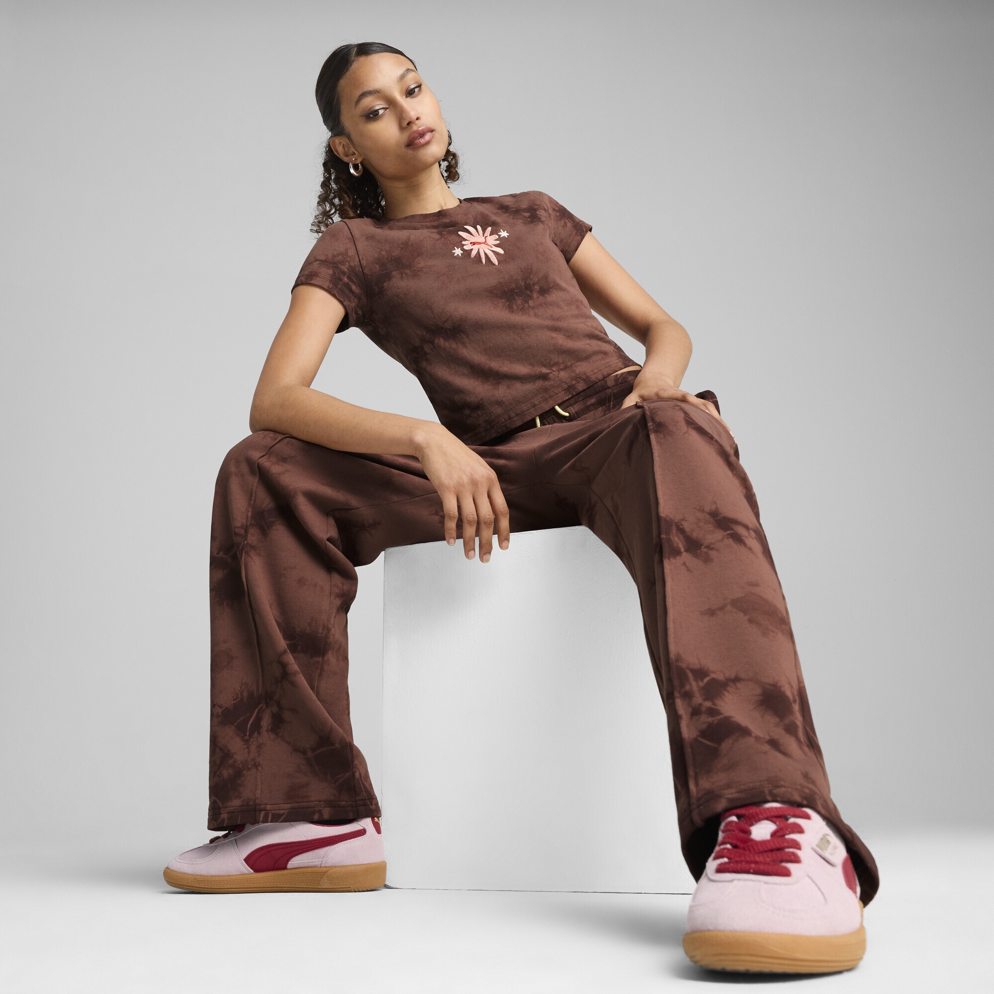 PUMA T-Shirt »WARDROBE ESS FLORAL PACK Kurzes figurbetontes T-Shirt mit«