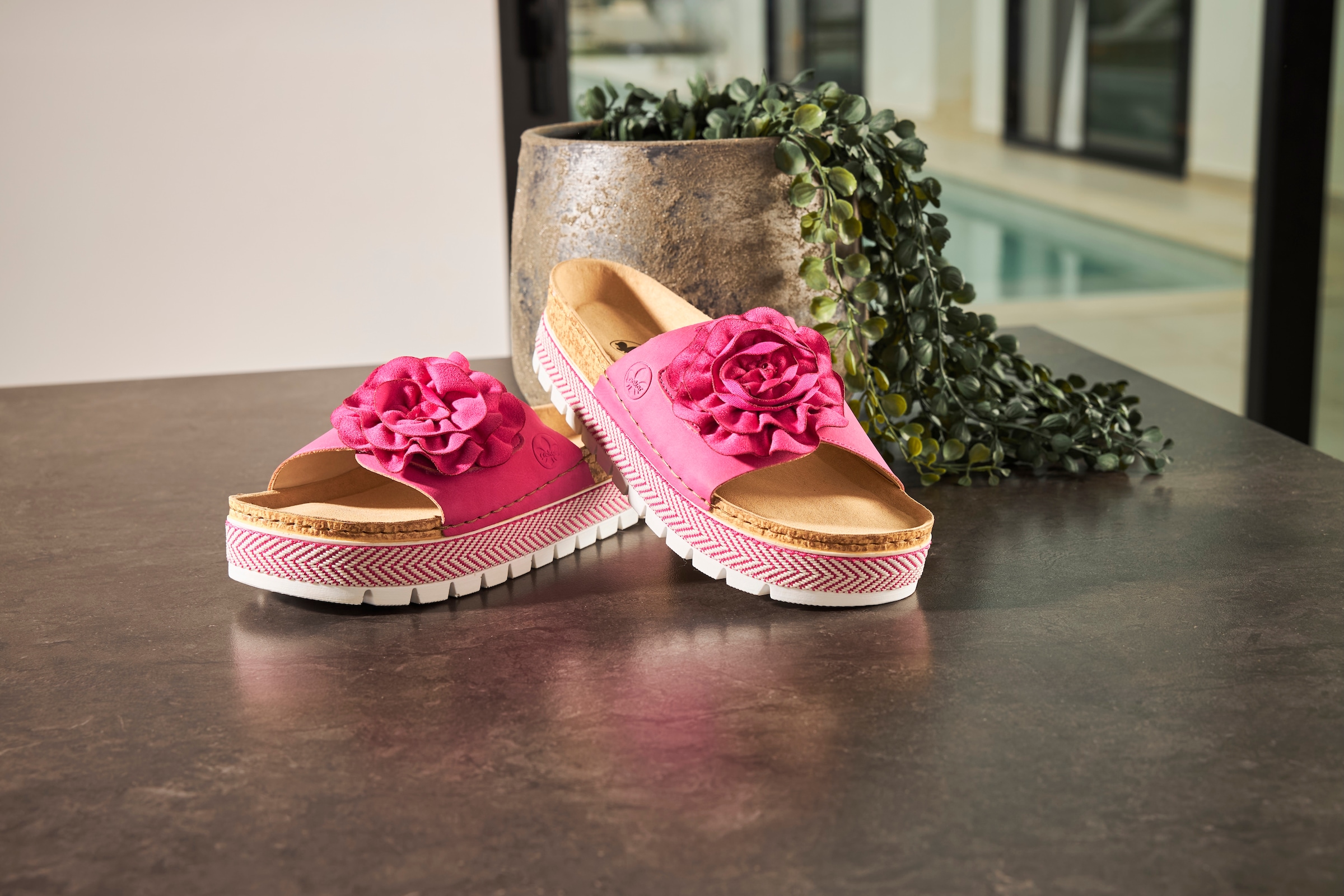 Rieker Pantolette, Sommerschuh, Schlappen mit modischem Plateau
